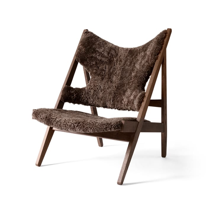 Poltrona lounge Knitting, pelle di pecora curly root marrone scuro, base in rovere tinto scuro Audo Copenhagen