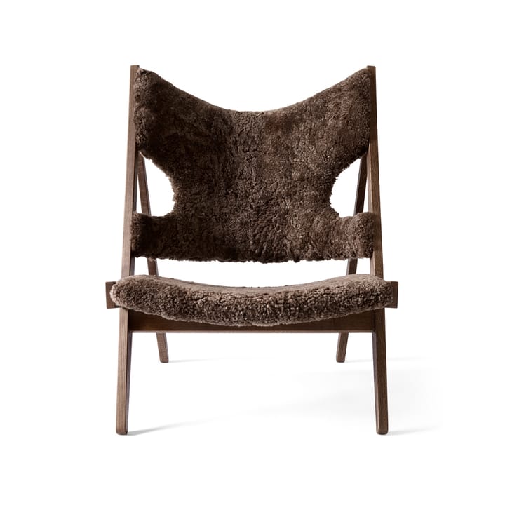 Poltrona lounge Knitting, pelle di pecora curly root marrone scuro, base in rovere tinto scuro Audo Copenhagen