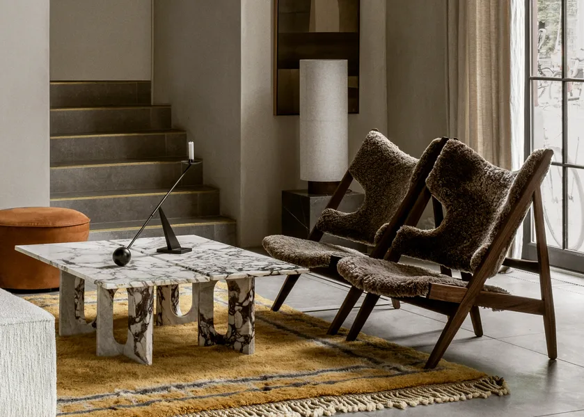 Poltrona lounge Knitting, pelle di pecora Sahara, base in noce Audo Copenhagen