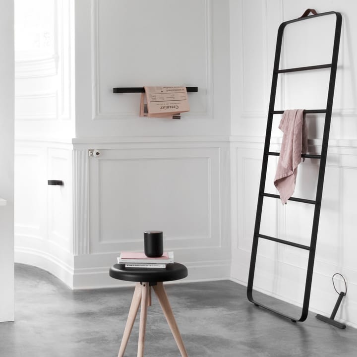 Porta asciugamani Towel, nero, aste in frassino scuro, pelle Audo Copenhagen