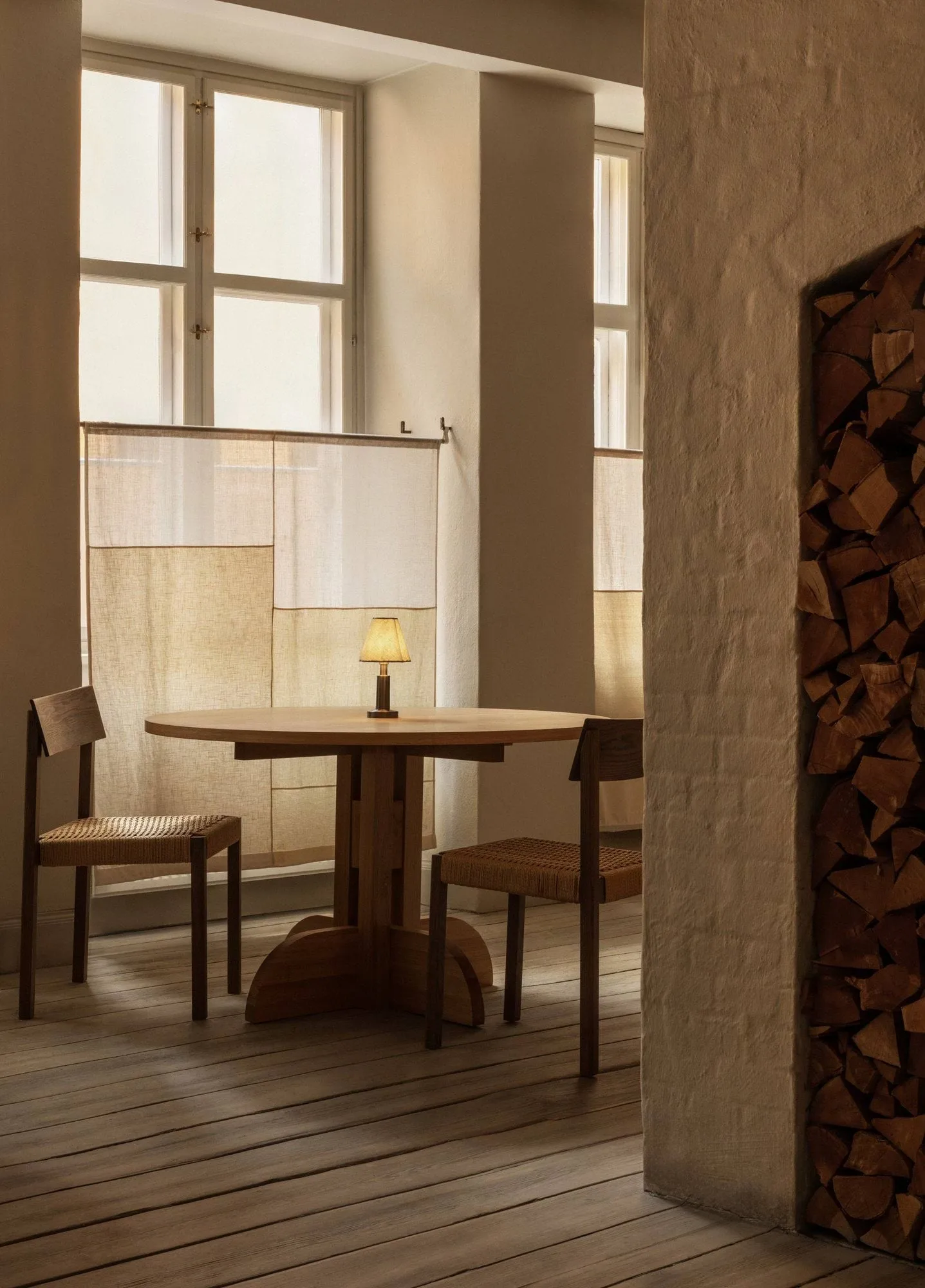 Puffin Dining Table Oak Veneer Natural, Impiallacciatura di rovere naturale, Ø120 cm Audo Copenhagen