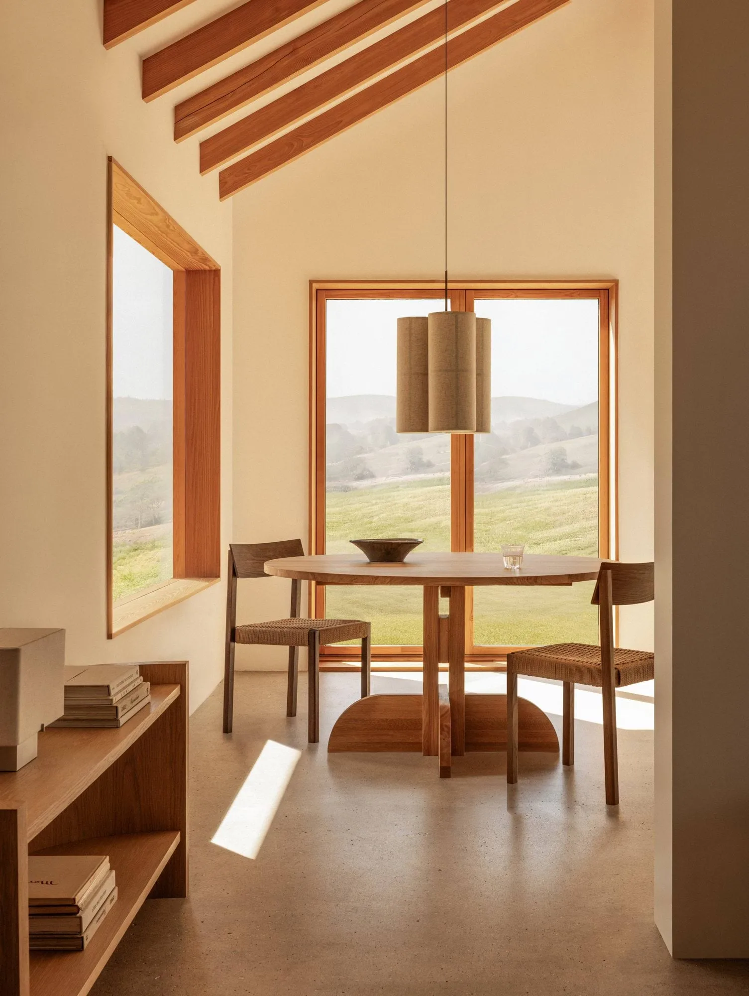 Puffin Dining Table Oak Veneer Natural, Impiallacciatura di rovere naturale, Ø140 cm Audo Copenhagen