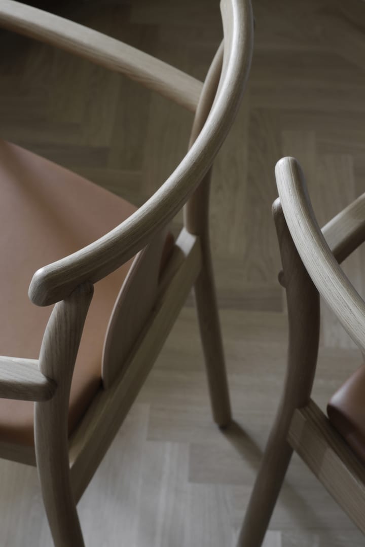 Sedia con braccioli e cuscino Merkur, Rovere, Dakar 0250 cognac Audo Copenhagen