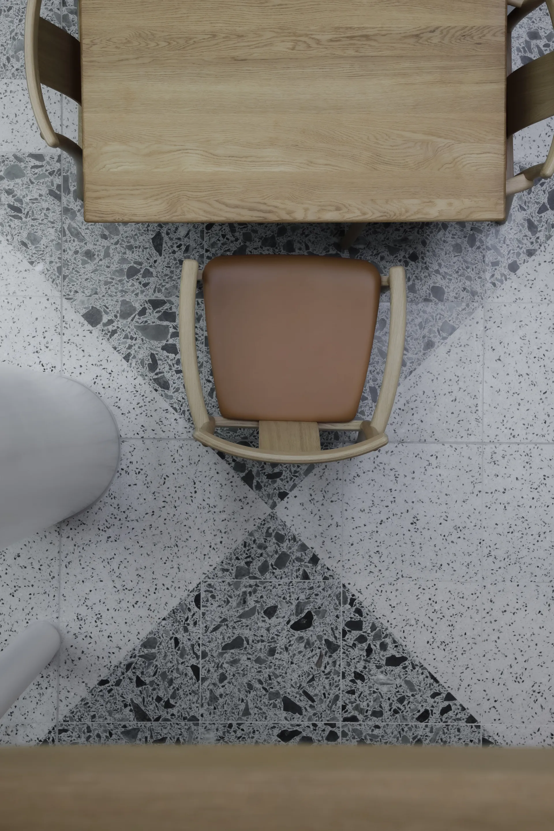 Sedia con braccioli e cuscino Merkur, Rovere, Dakar 0250 cognac Audo Copenhagen