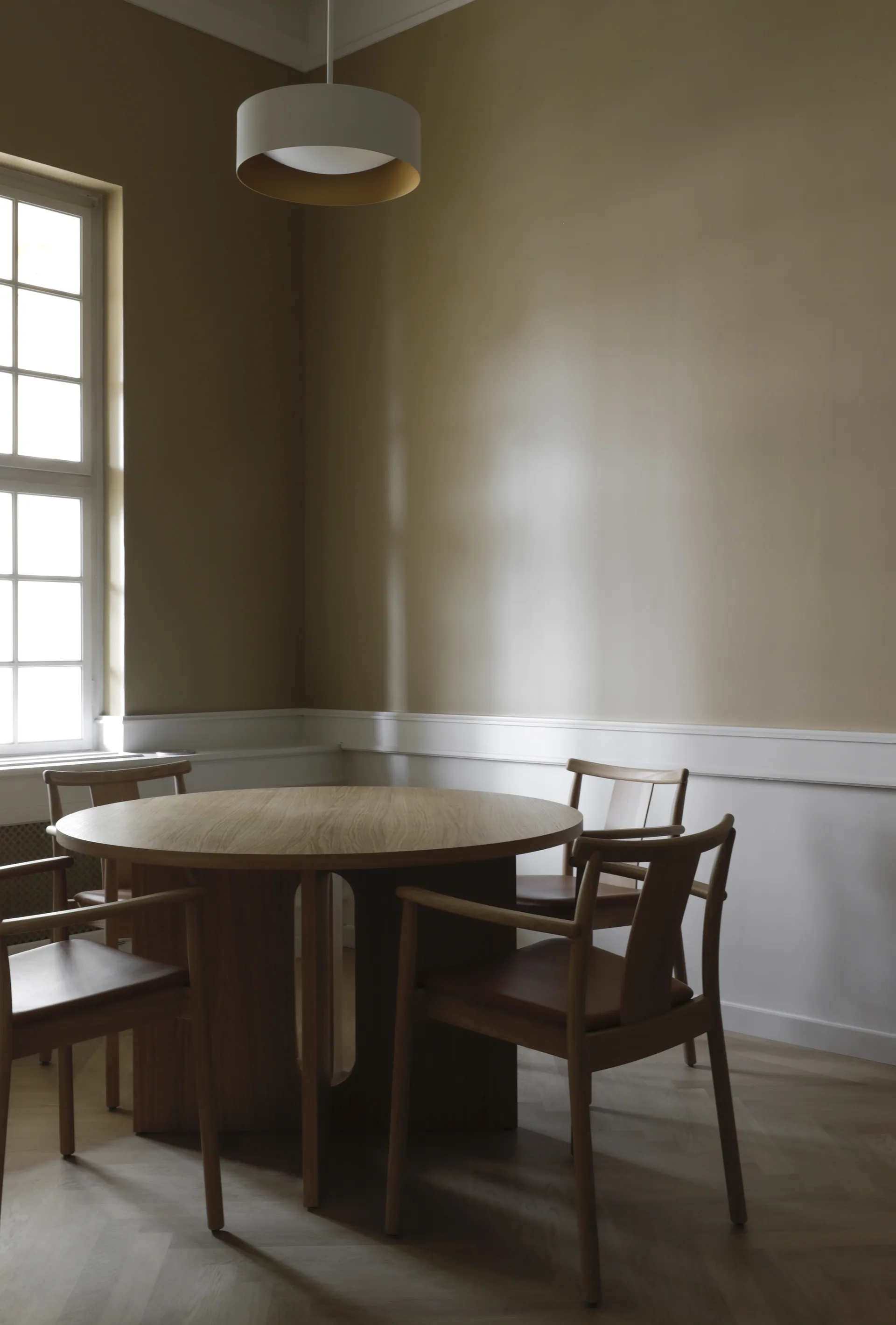 Sedia con braccioli e cuscino Merkur, Rovere, Dakar 0250 cognac Audo Copenhagen