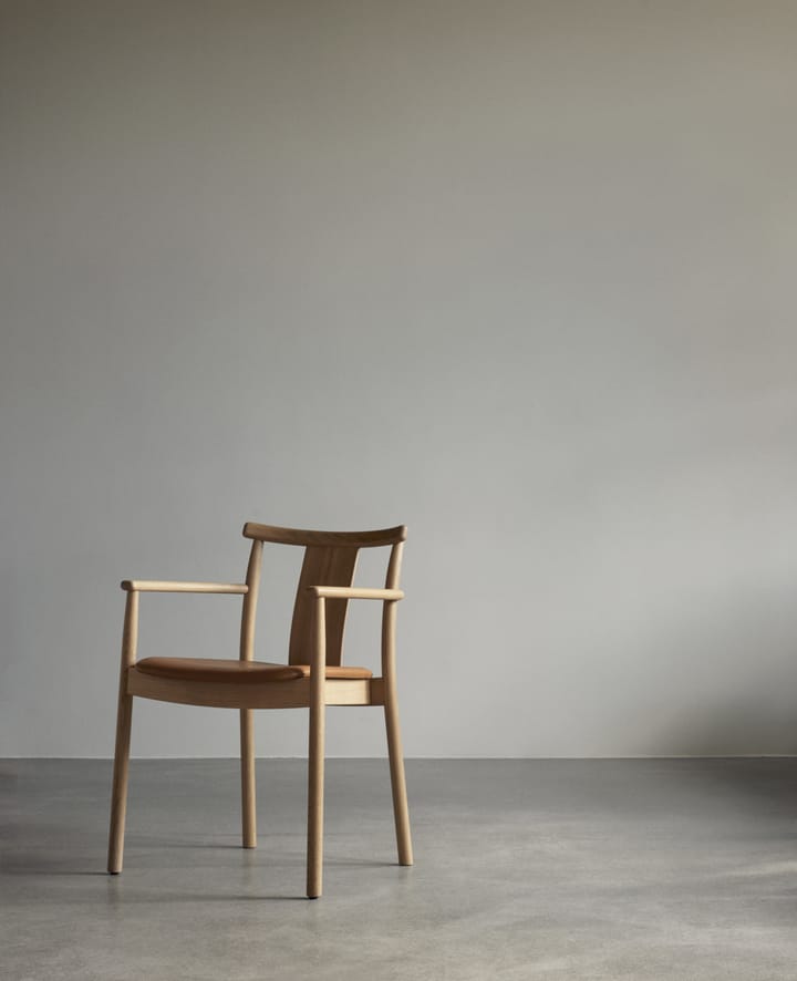 Sedia con braccioli e cuscino Merkur, Rovere, Dakar 0250 cognac Audo Copenhagen