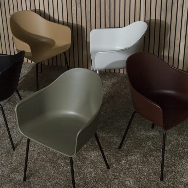 Sedia Harbour con braccioli e gambe nere, rosso bruciato Audo Copenhagen