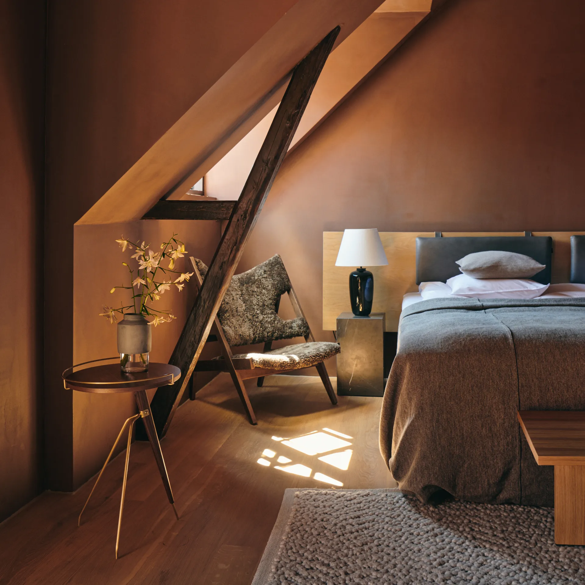 Tavolino in ottone lucidato a noce Umanoff, 60 cm Audo Copenhagen