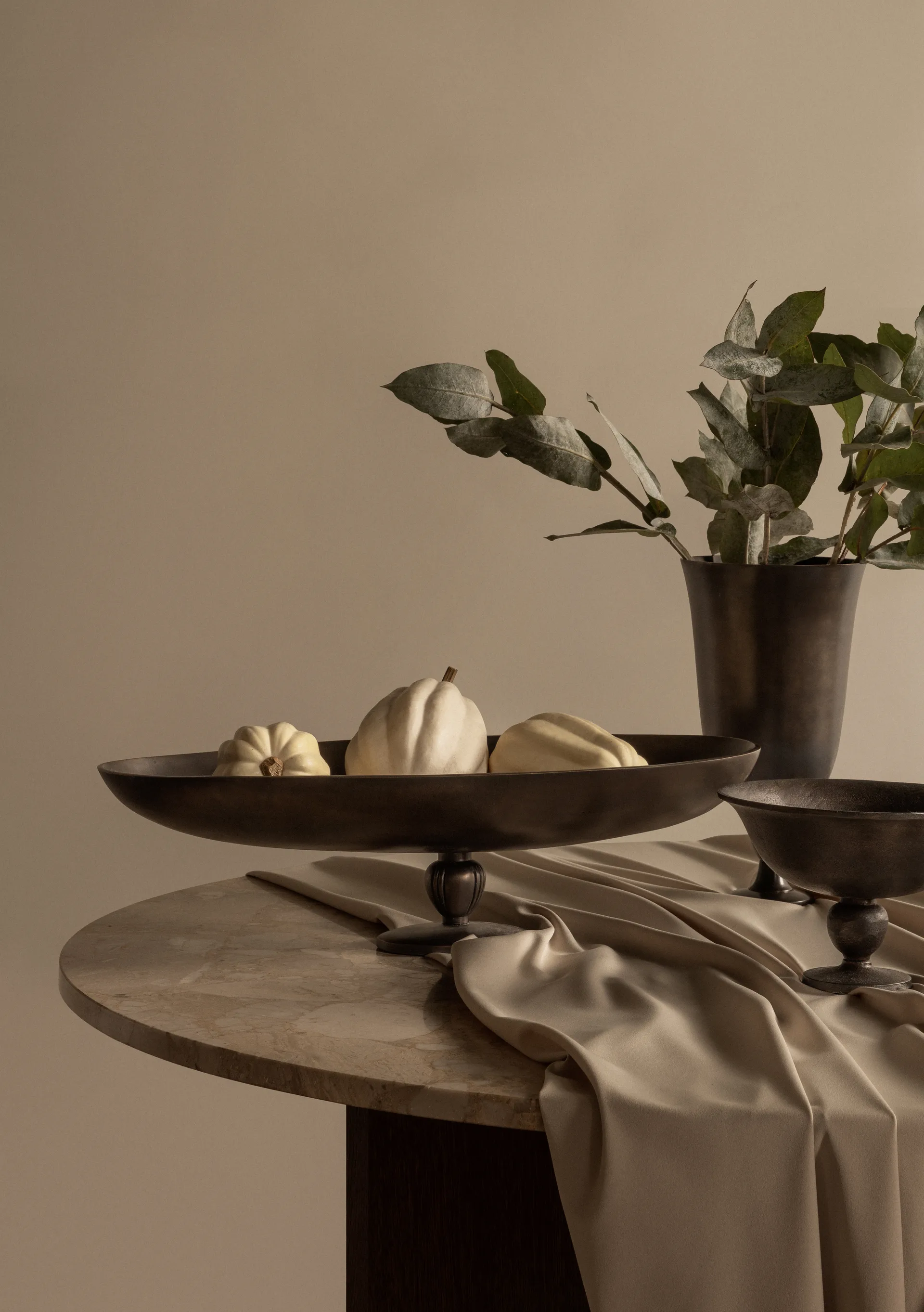Vassoio da portata Pavot con piedistallo, Marrone Audo Copenhagen