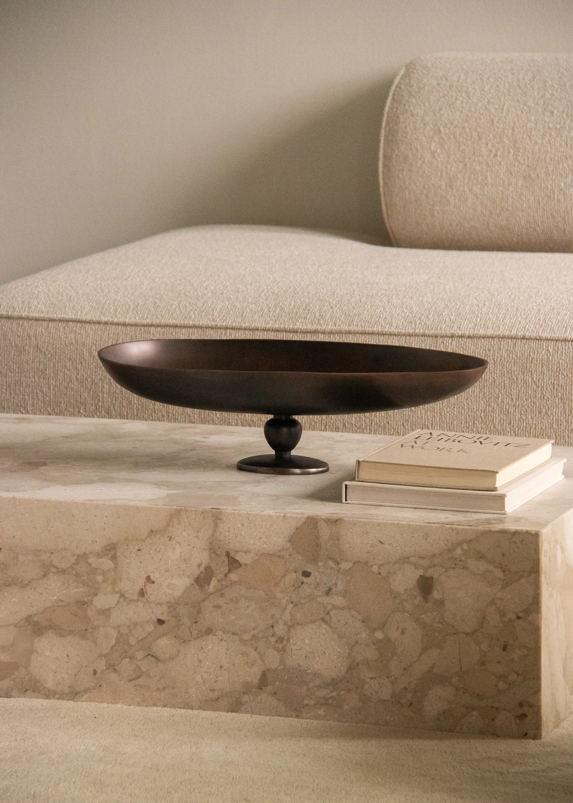 Vassoio da portata Pavot con piedistallo, Marrone Audo Copenhagen