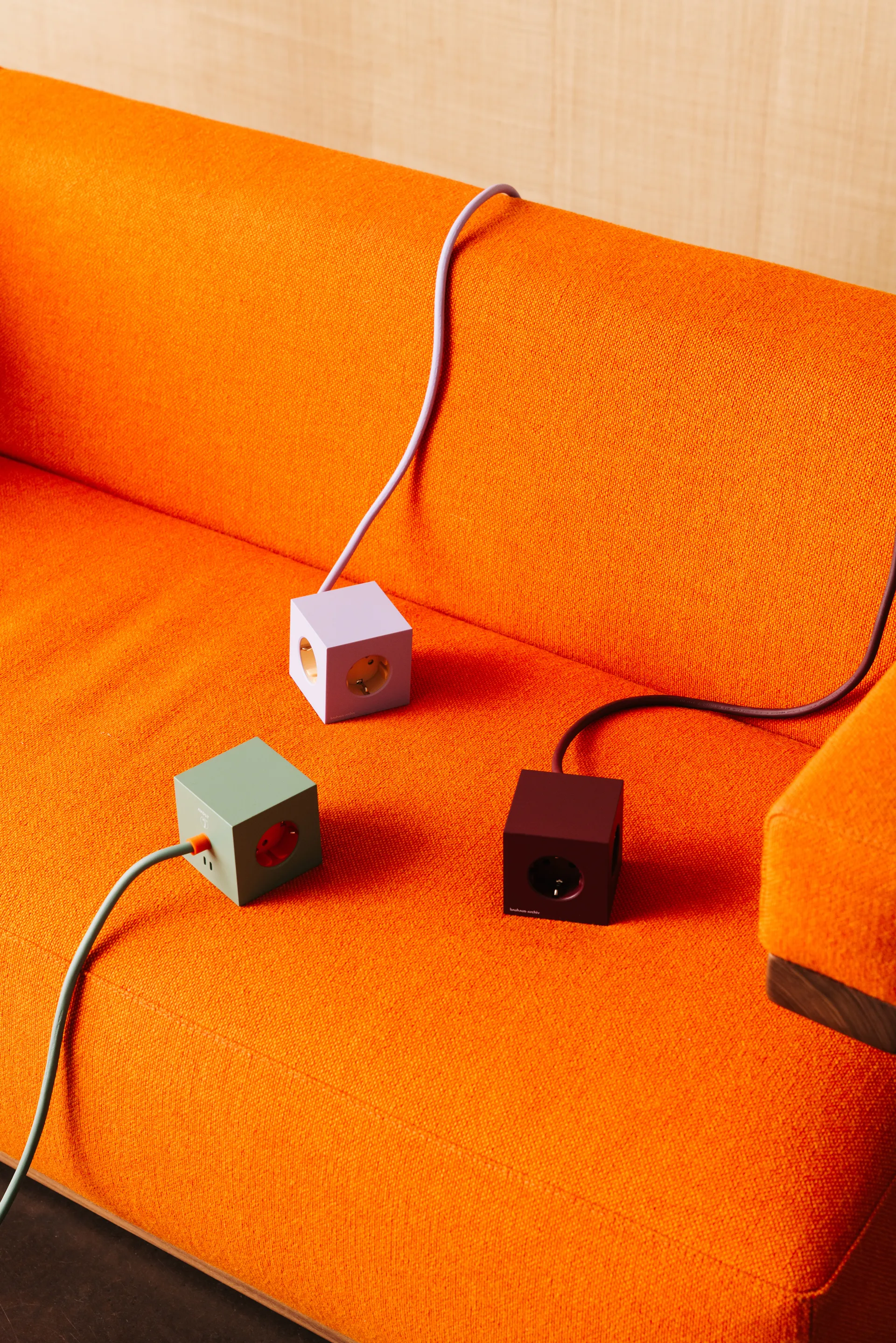 Presa AVOLT x Bauhaus-Archiv Square 1 presa USB-C, Mulberry Red Avolt