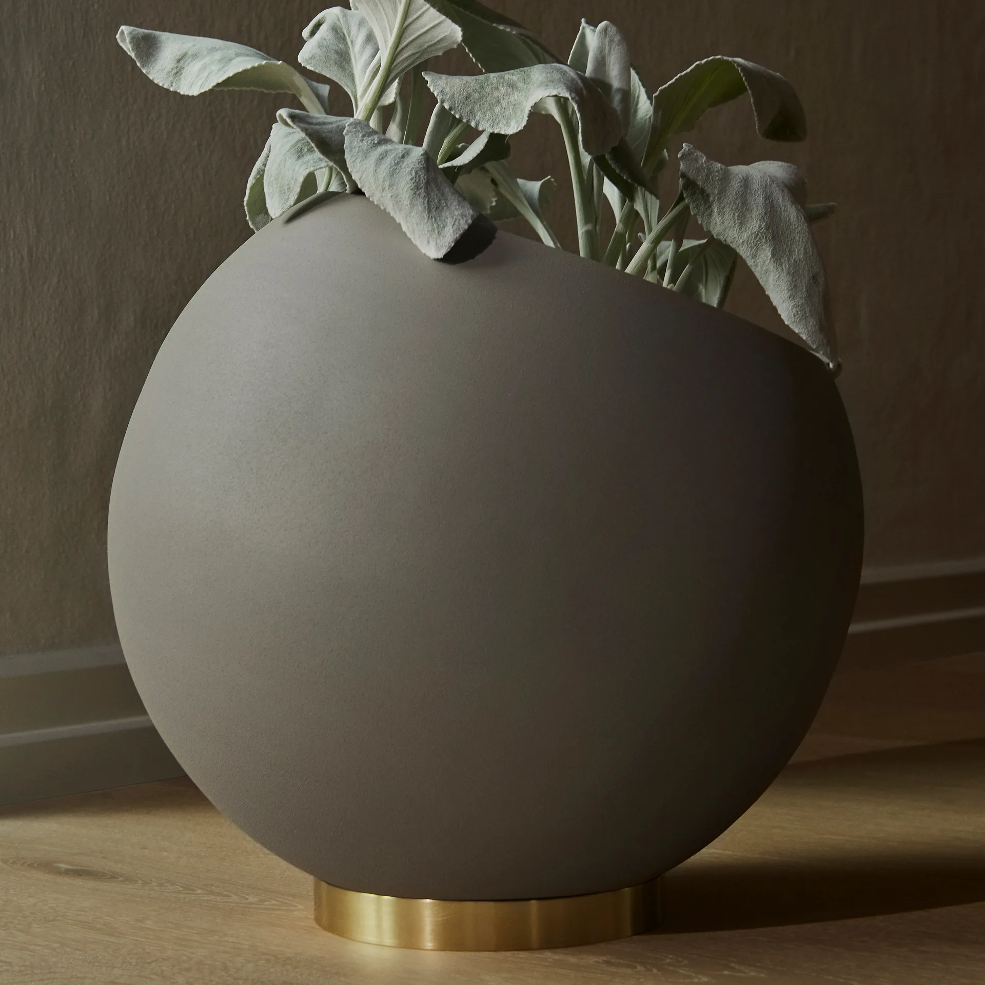 Vaso da fiori Globe Ø 37 cm, Taupe AYTM