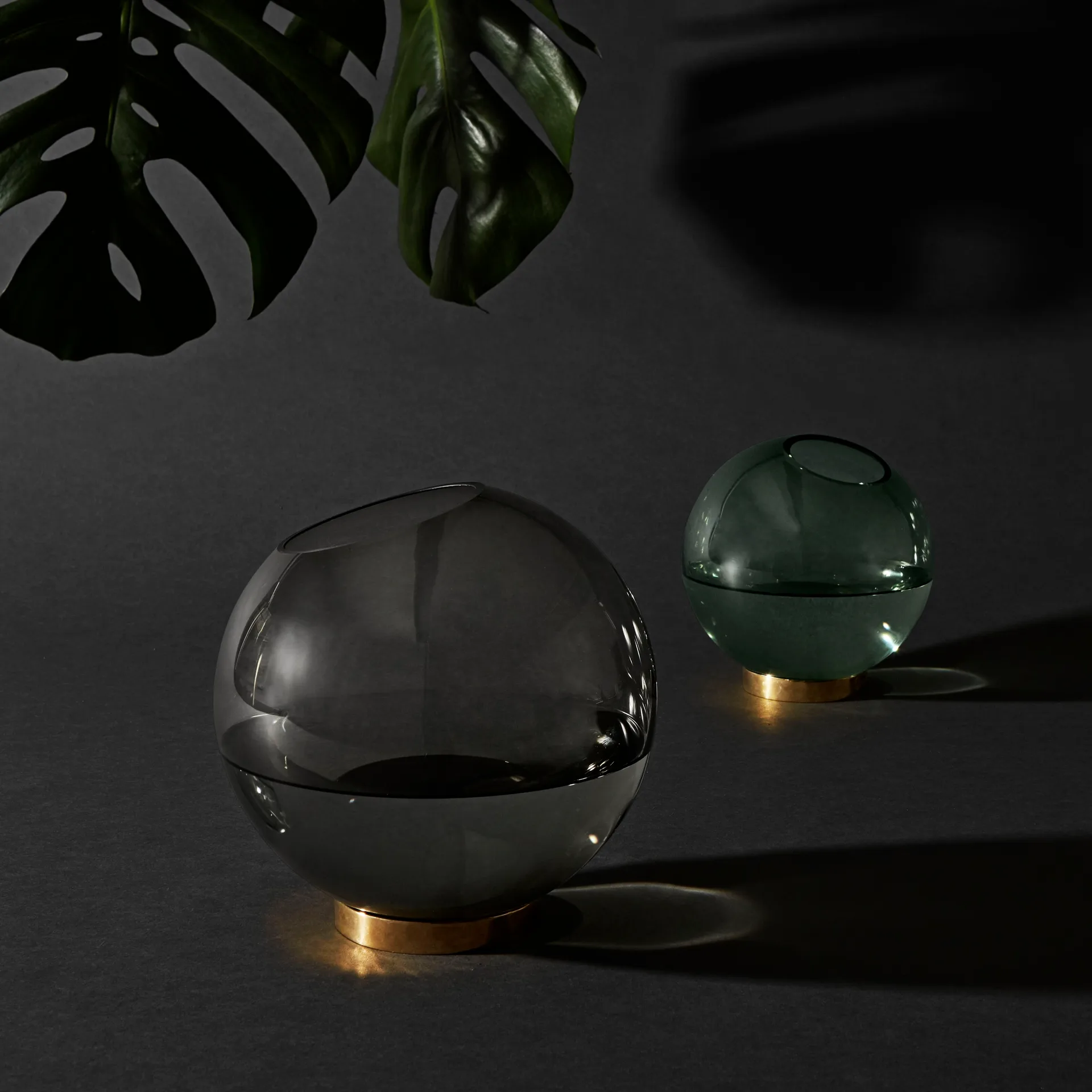 Vaso Globe grande, nero-ottone AYTM