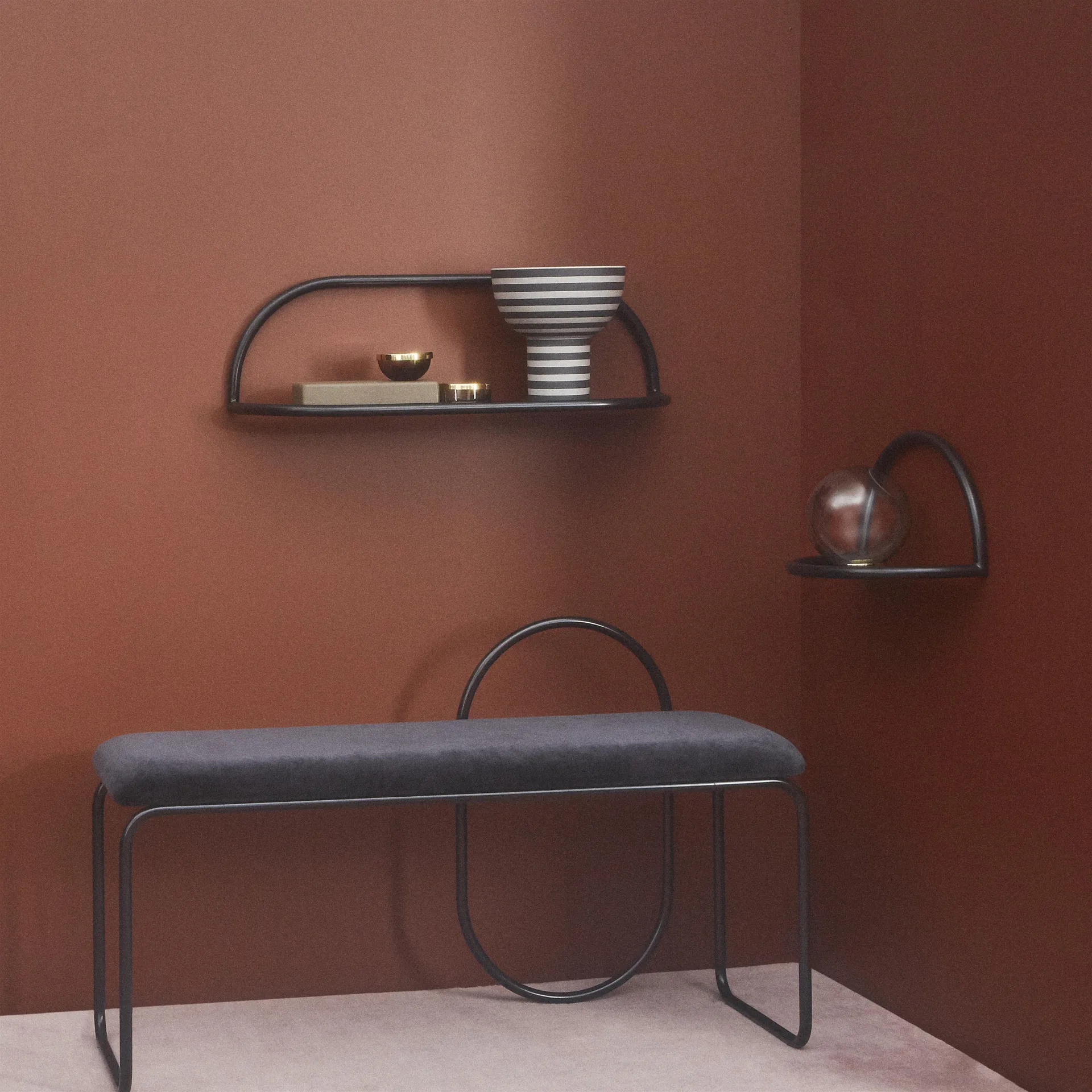 Vaso Globe medio, nero-ottone AYTM