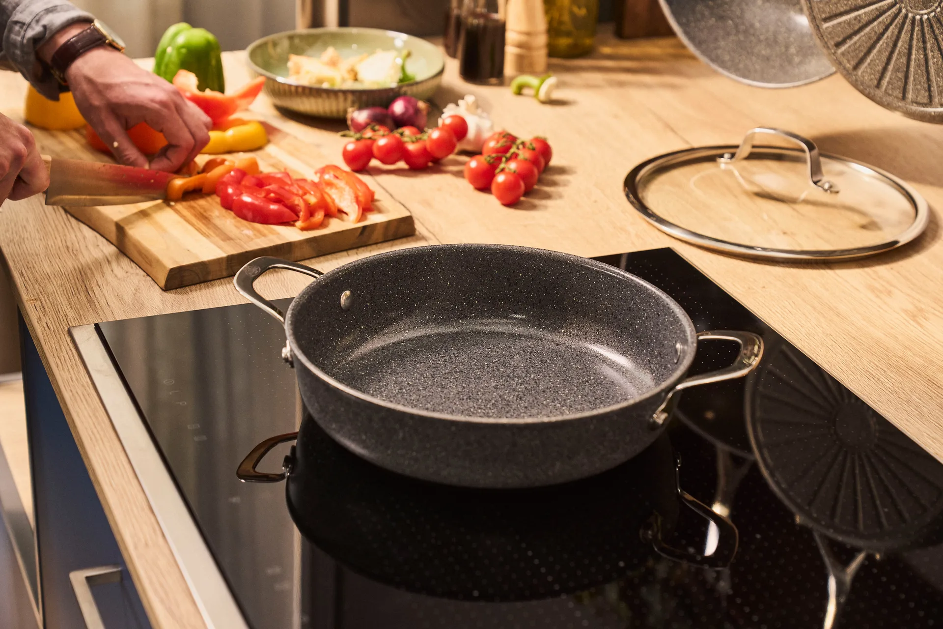 Padella da portata con coperchio in vetro Salina Ceramic Granit, 28 cm Ballarini