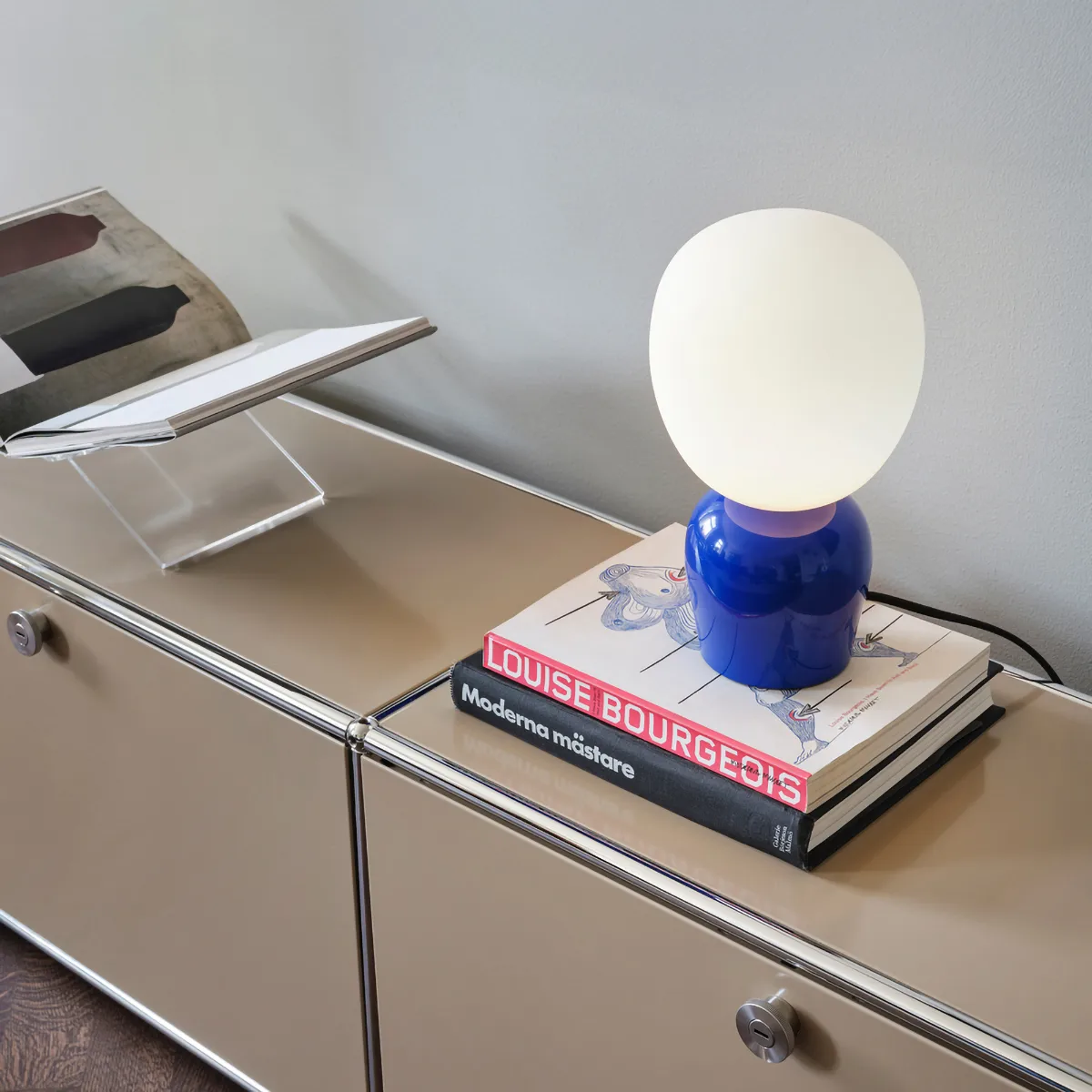 Lampada da tavolo Buddy in vetro opalino, Blu oltremare Belid