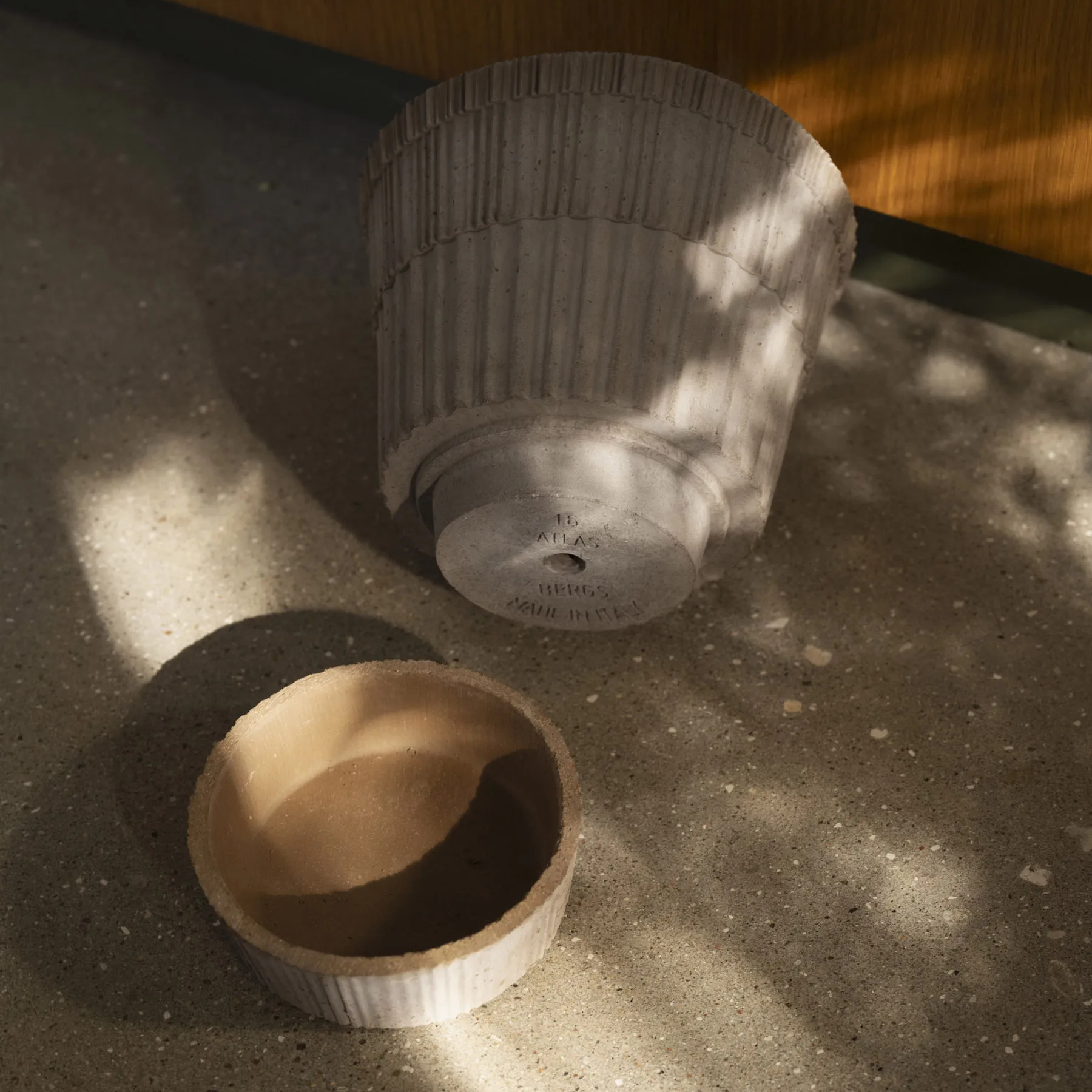 Vaso Atlas raw con sottovaso, Grigio, Ø21 cm Bergs Potter