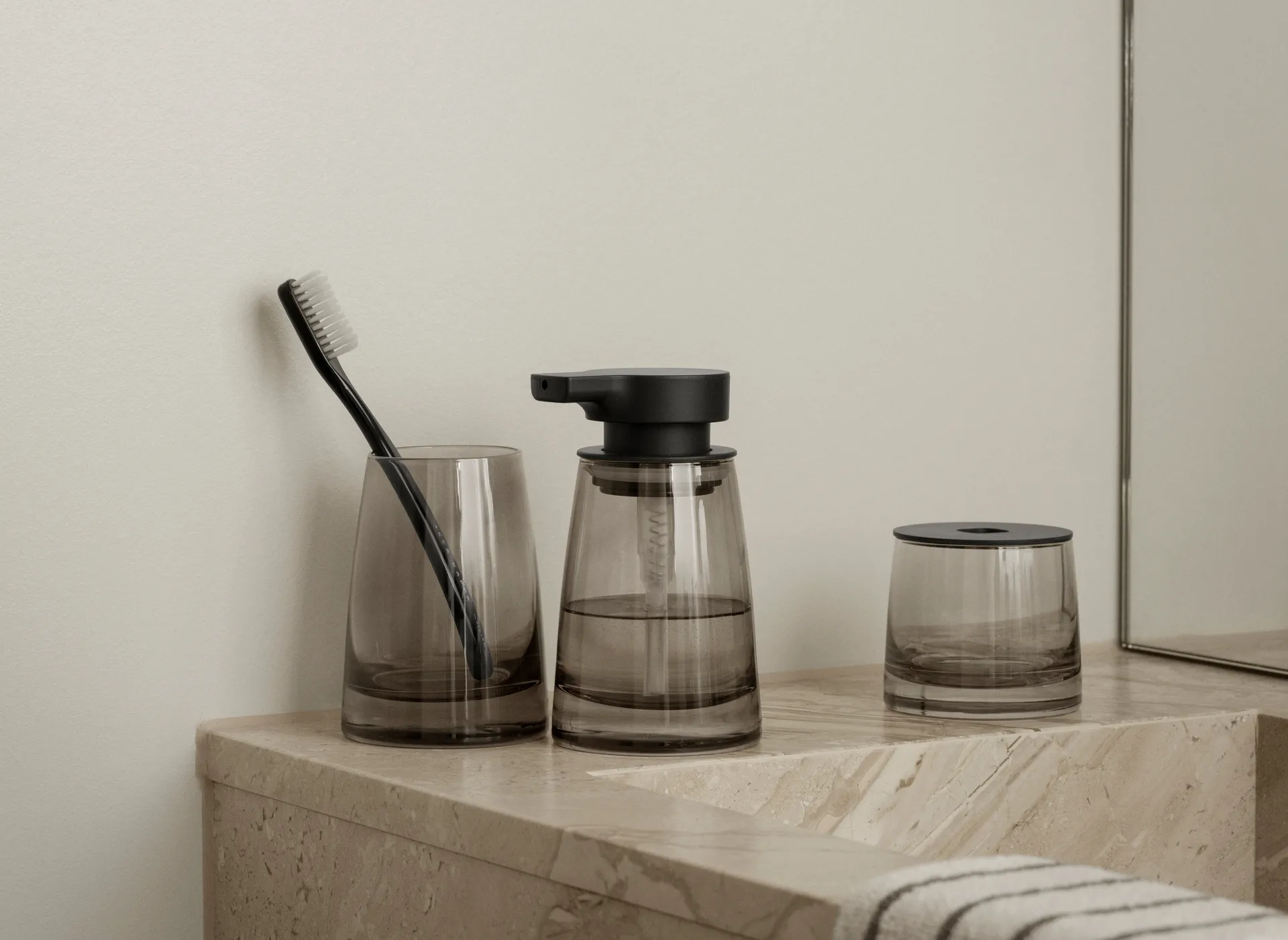 Ava dispenser sapone 25 cl, Nero blomus