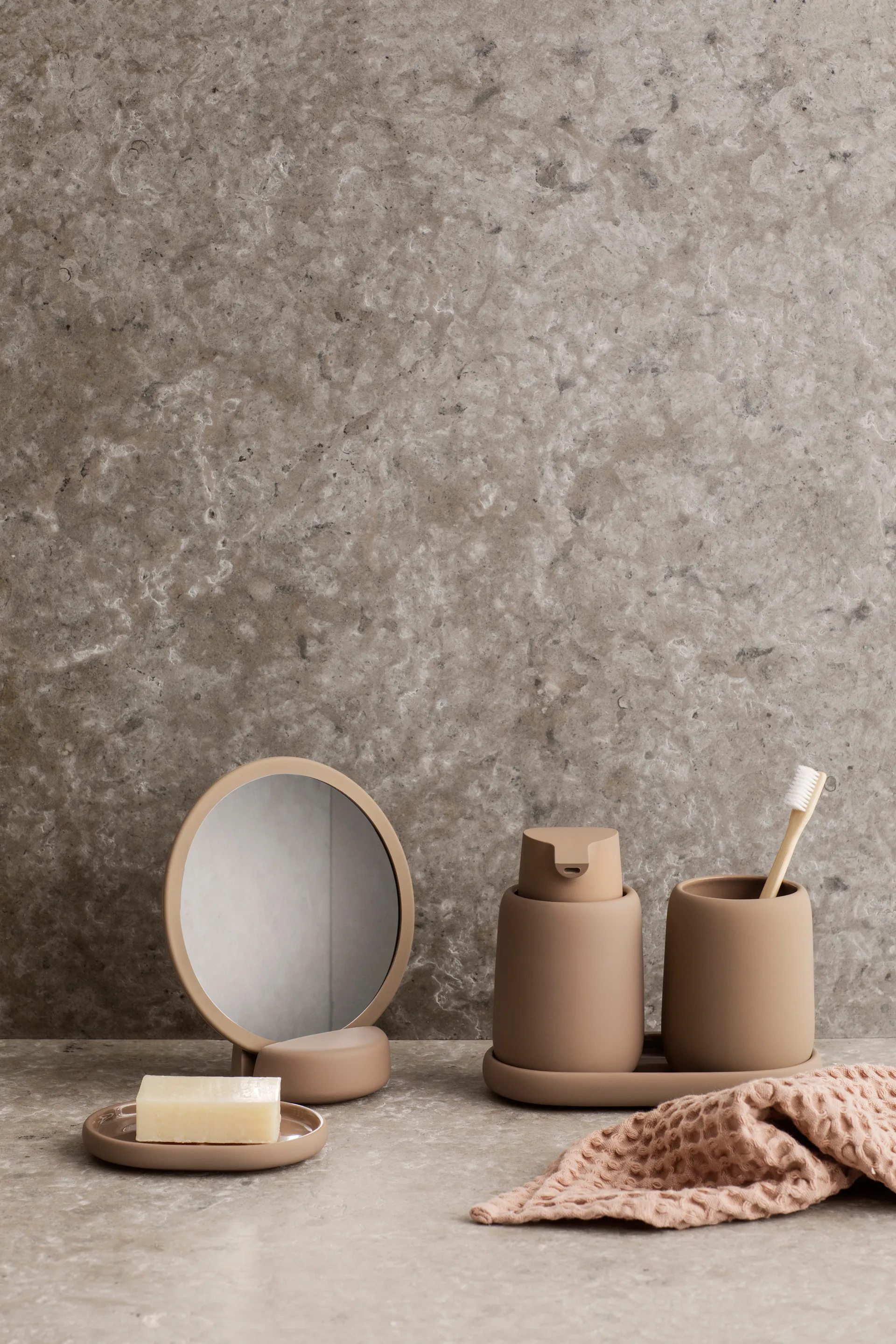 Base per dispenser e portaspazzolini Sono in ceramica 10x19 cm, Beige blomus