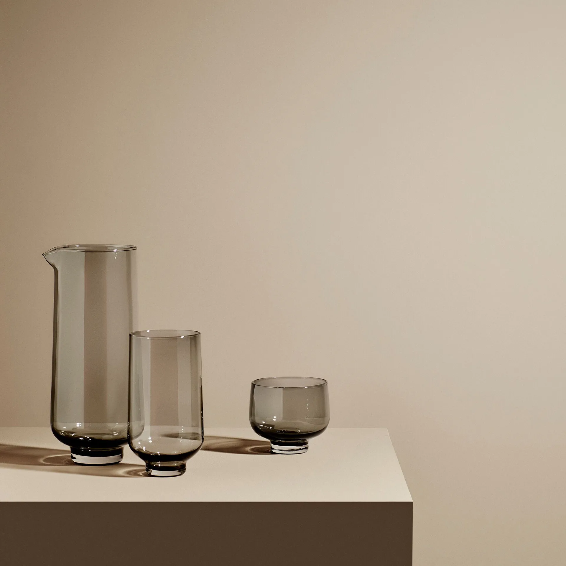 Caraffa per acqua Flow, 1,1 L, Smoke blomus