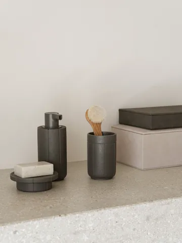 Kua portaspazzolino - Cedar Wood, Ø7x11 cm - blomus