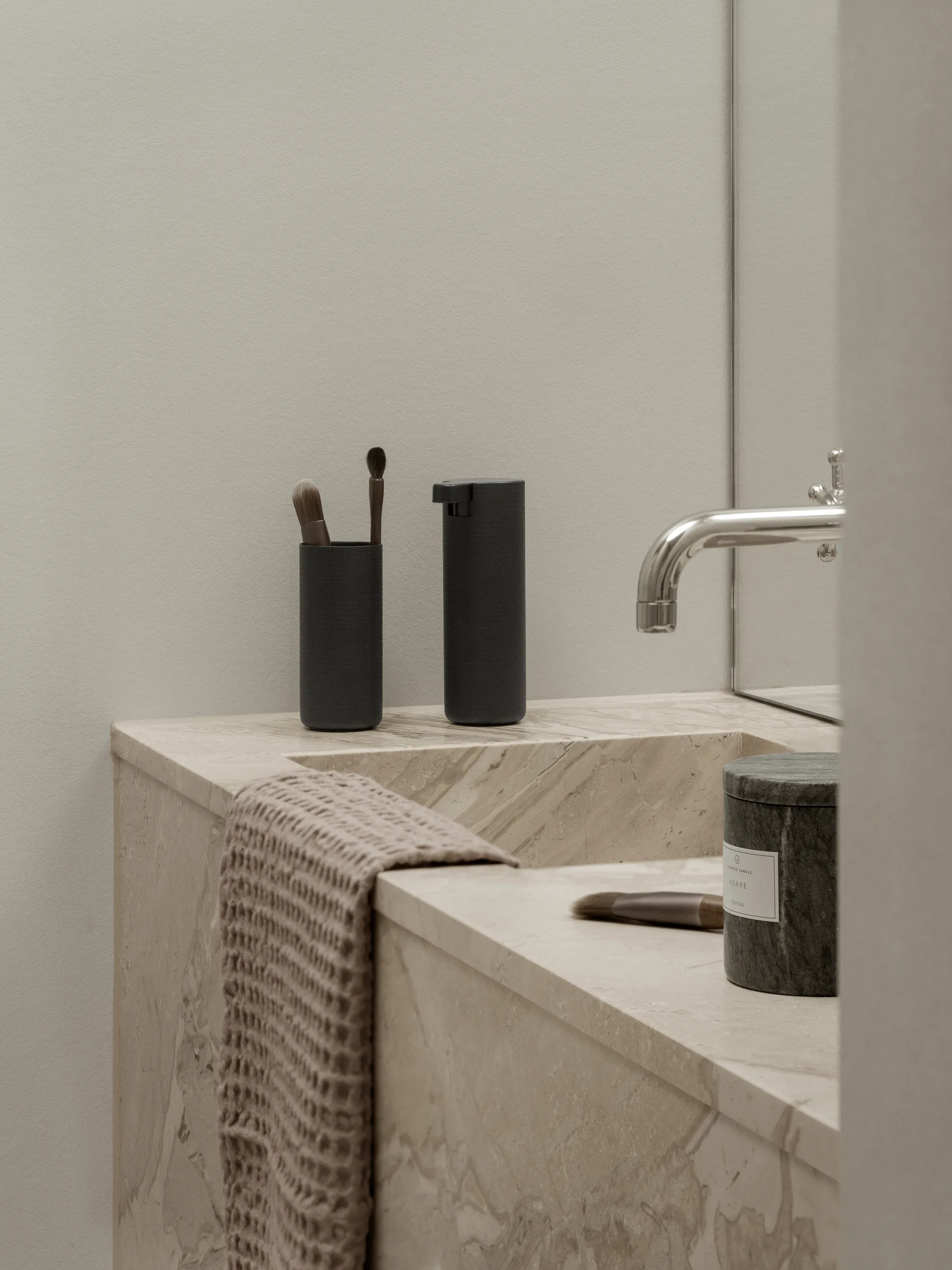 Modo Rof portaspazzolino, Black, Ø5,5x12 cm blomus