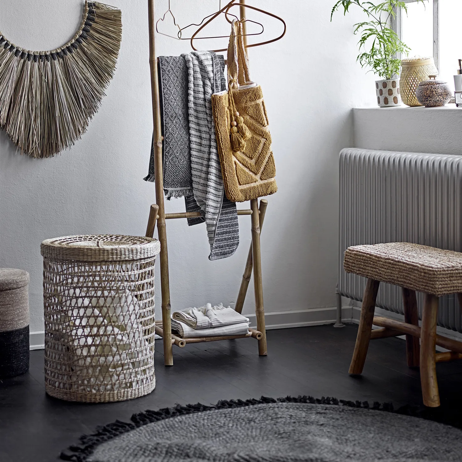 Tappeto Bloomingville in iuta con frange Ø 122 cm, Nero Bloomingville
