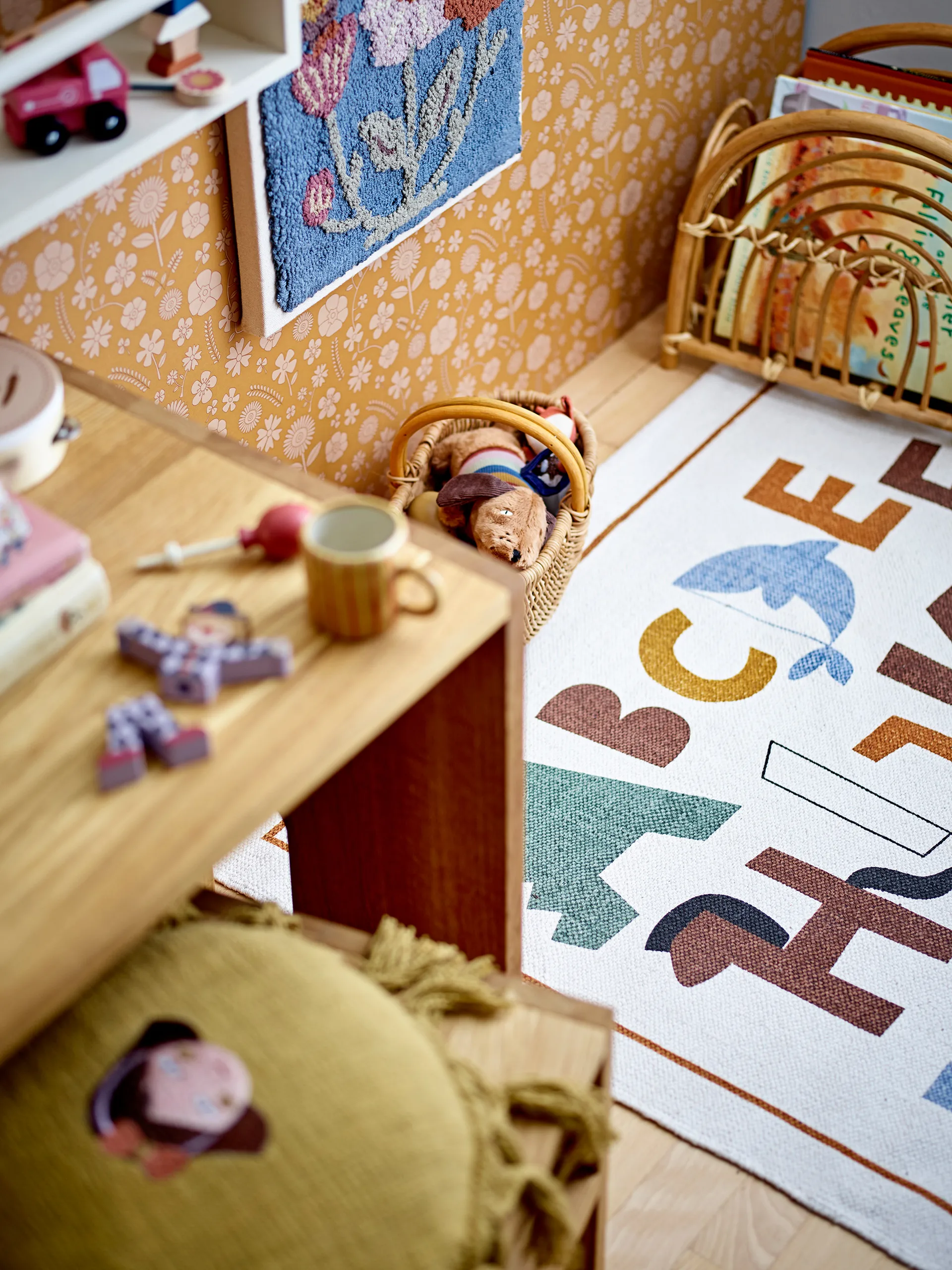 Tappeto Memmo, 110x110 cm, Alfabeto Bloomingville