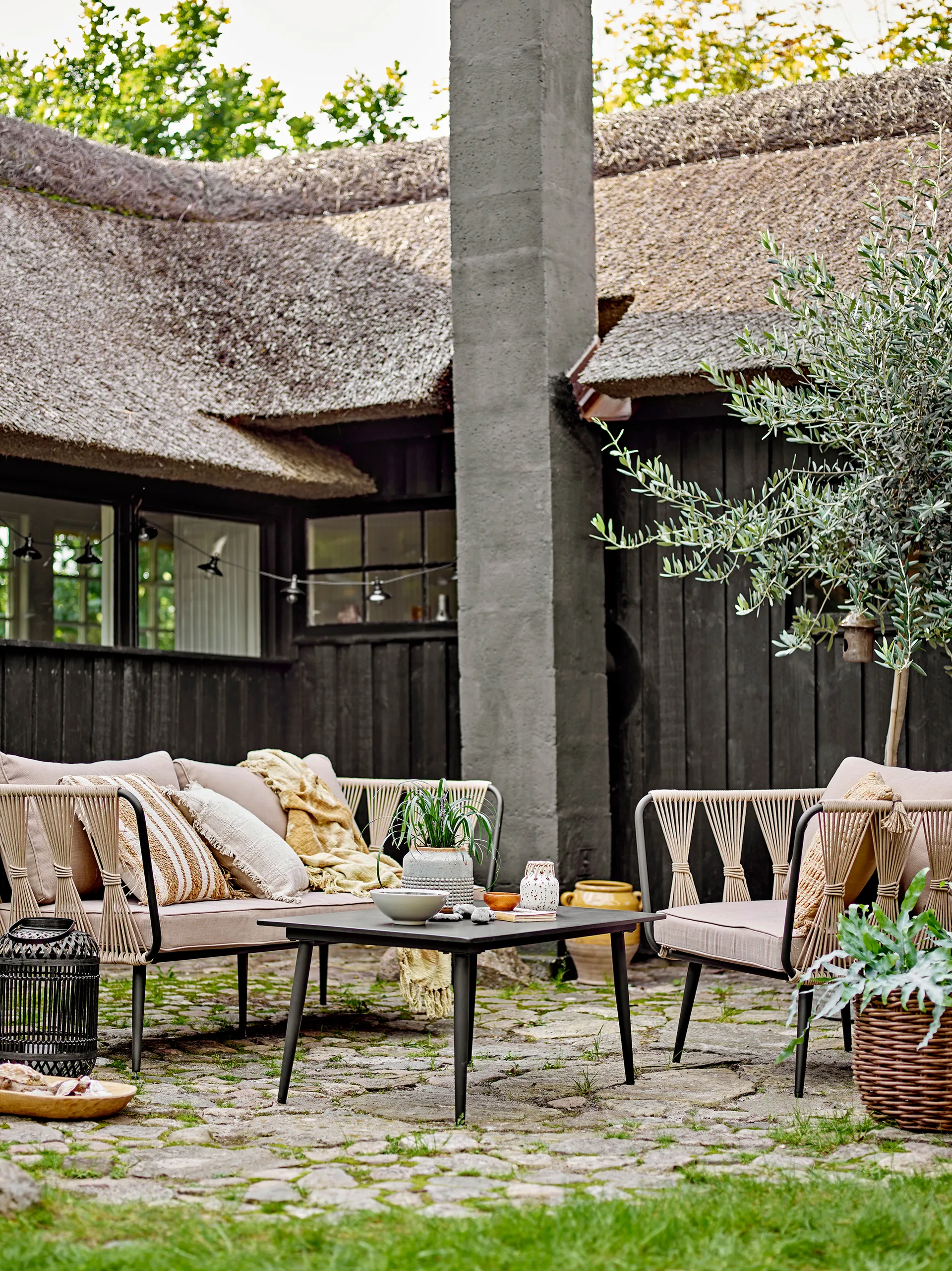 Tavolino Pavone 60x90 cm, Black Bloomingville