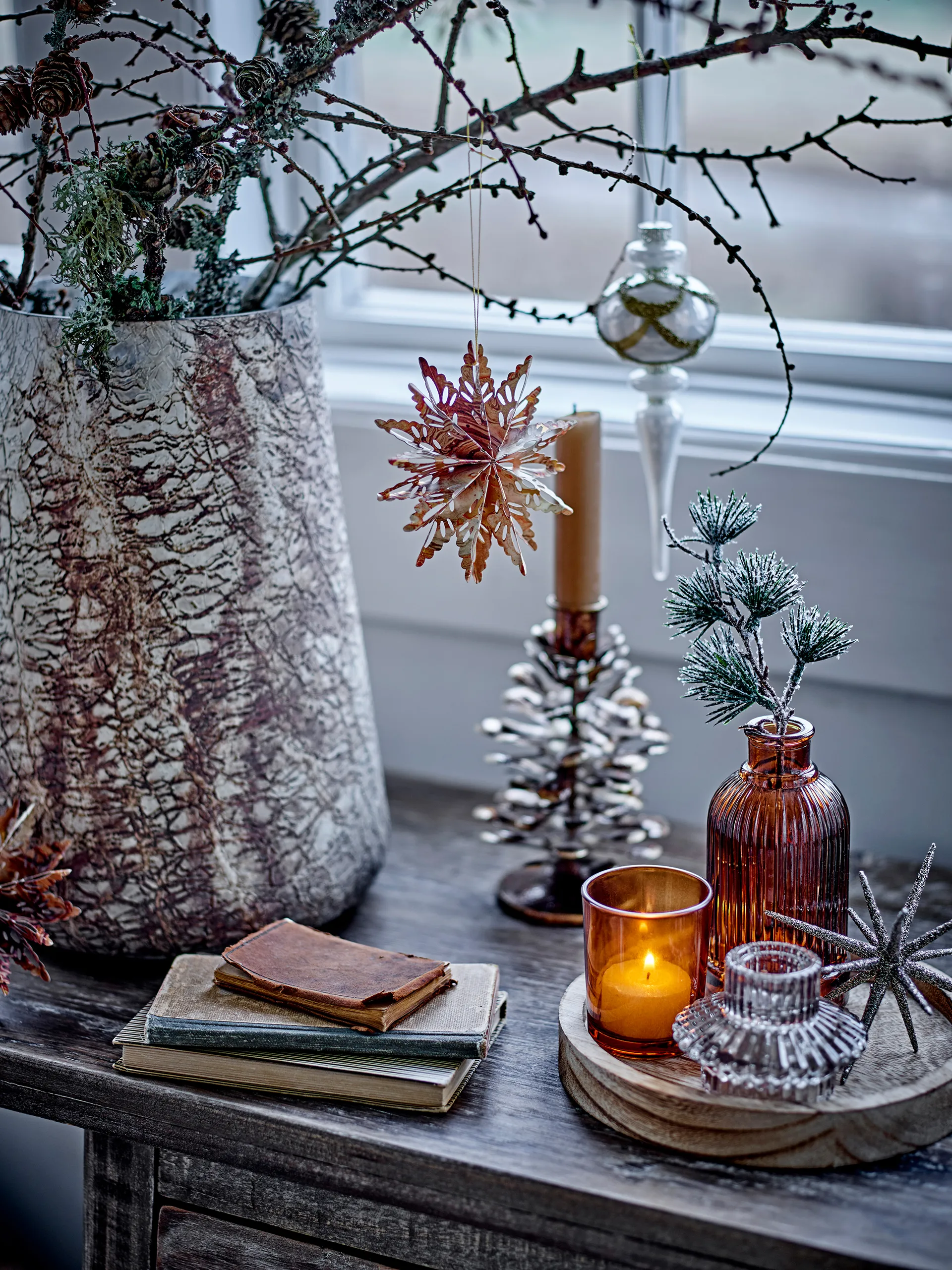 Vassoio rotondo Sanga con oggetti decorativi 6 pezzi, Oro Bloomingville