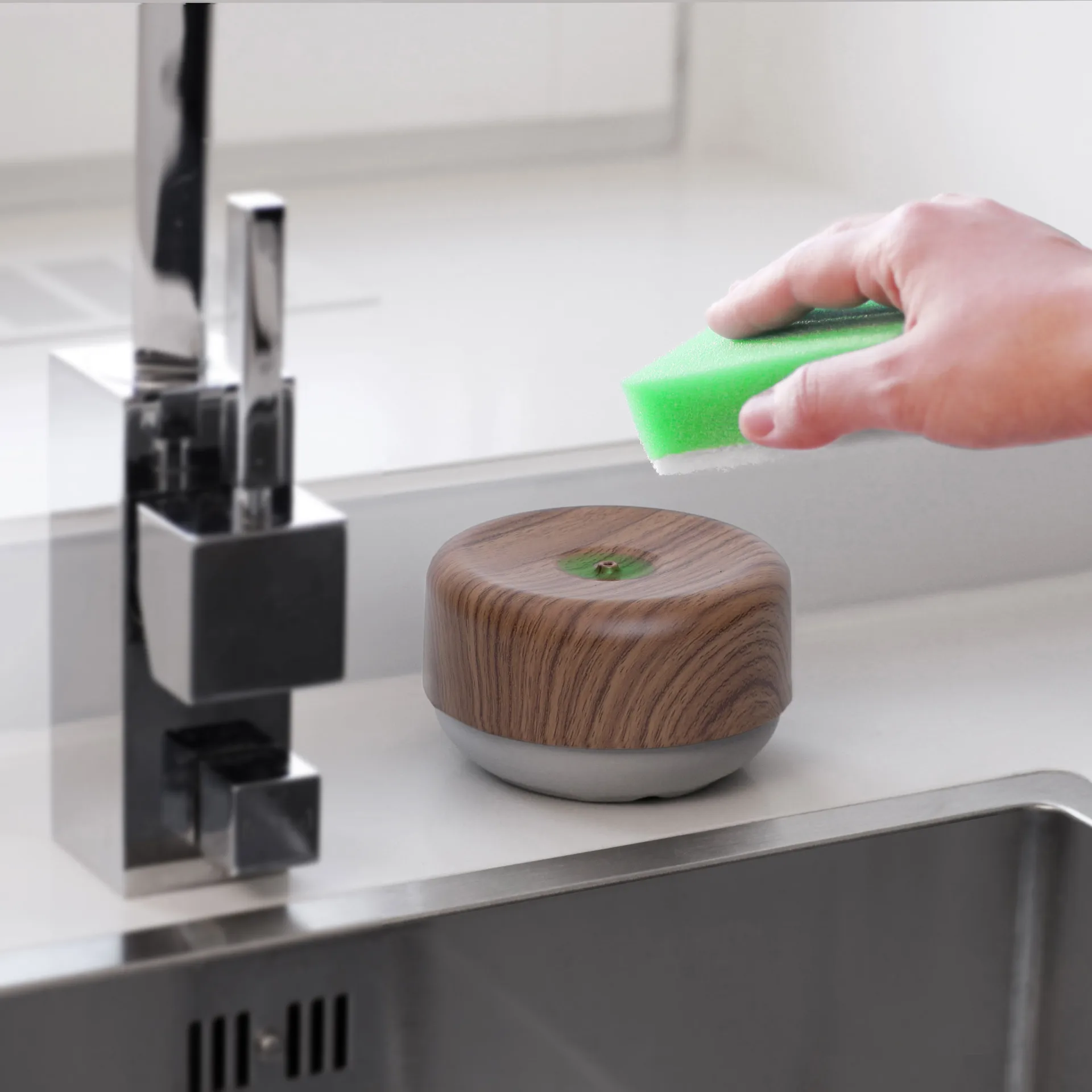 Dispenser di sapone Bosign, Dettagli in legno scuro Bosign