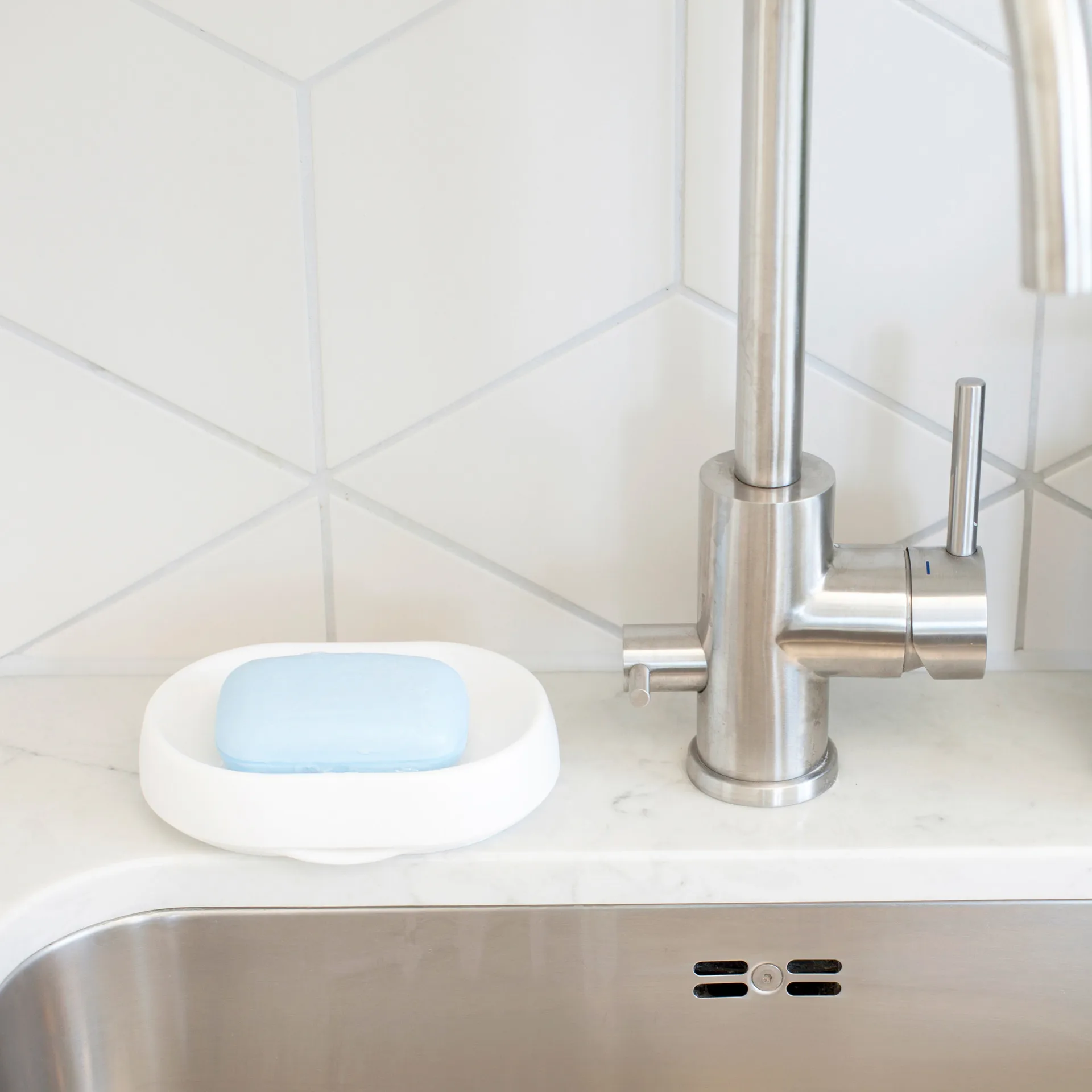 Portasapone in silicone con scarico nascosto, grande , Bianco Bosign