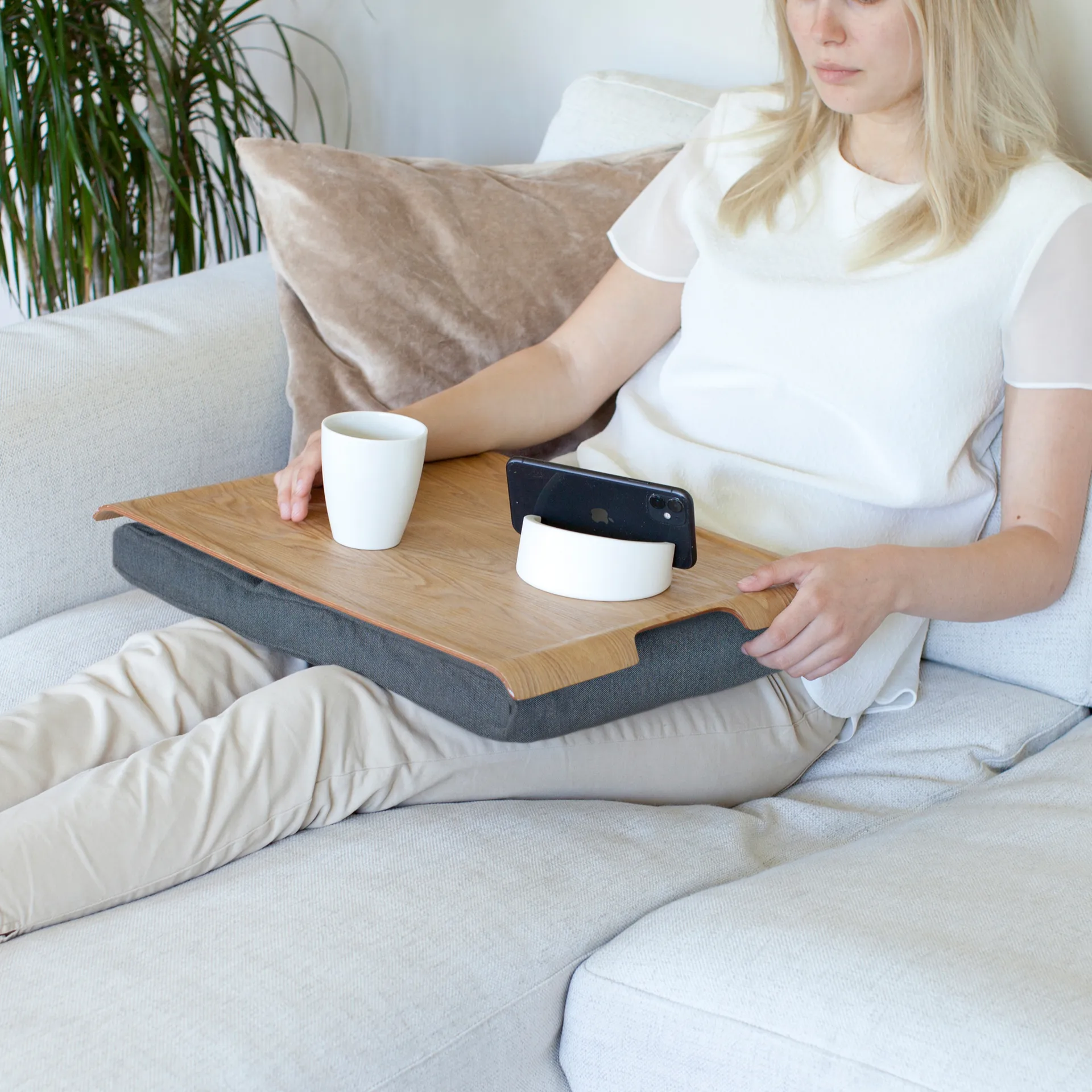 Vassoio-tavolino Bosign, Legno di salice, grigio sale & pepe Bosign