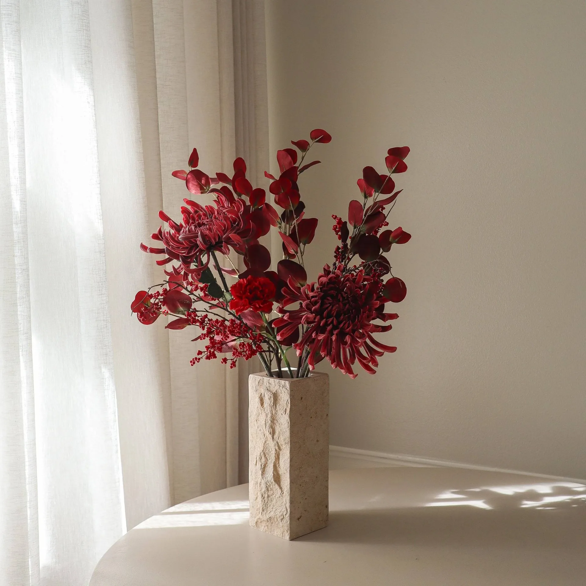 Berry drama bouquet artificiale, Crisantemo ragno, garofano, eucalipto, 84 cm Botané