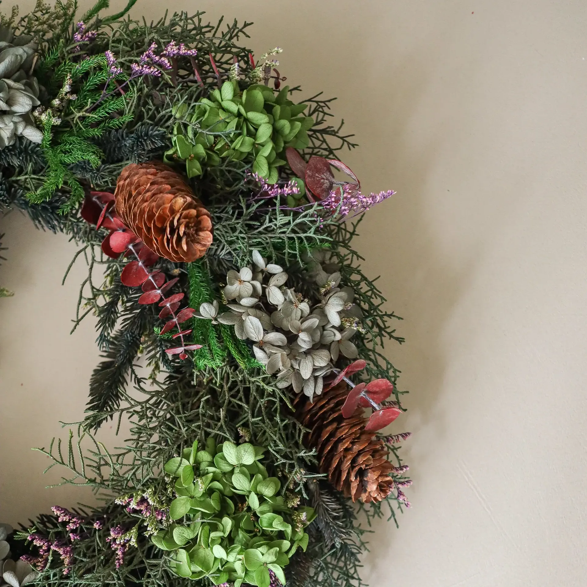 Botanical Forest Wreath ghirlanda, Ortensie-eucalipto-rami di conifere-pigne, Ø40 cm Botané
