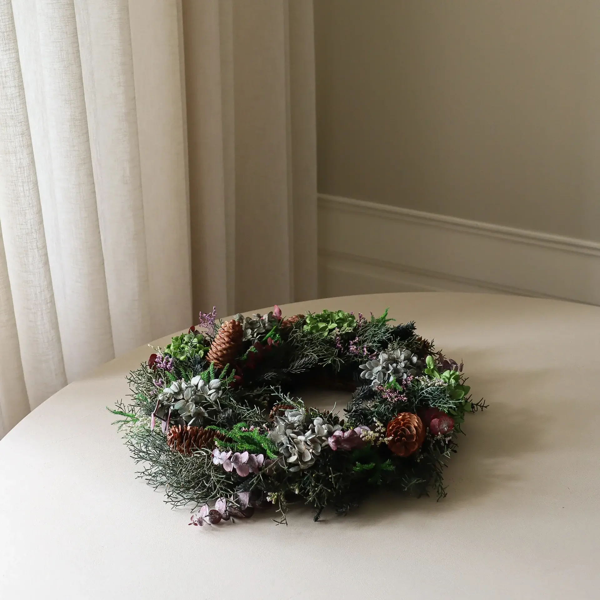 Botanical Forest Wreath ghirlanda, Ortensie-eucalipto-rami di conifere-pigne, Ø40 cm Botané