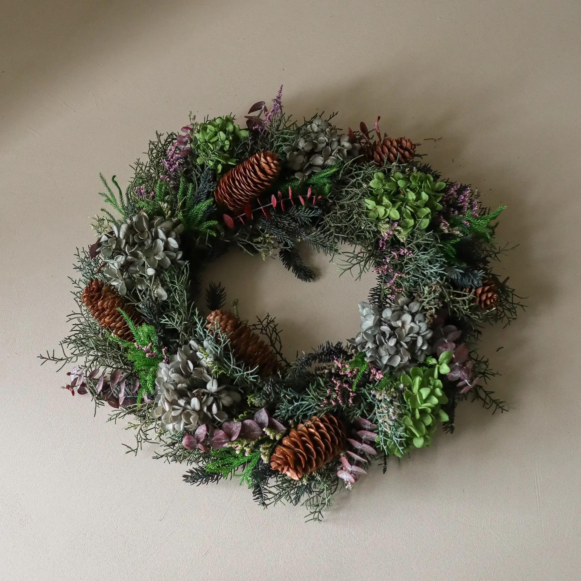 Botanical Forest Wreath ghirlanda, Ortensie-eucalipto-rami di conifere-pigne, Ø40 cm Botané