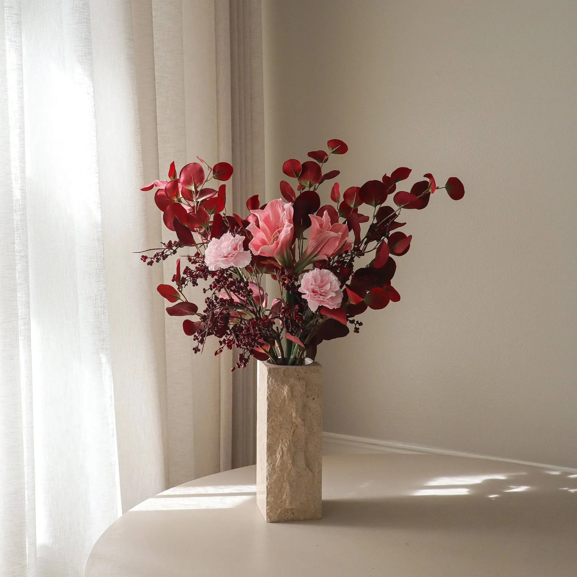 Bouquet artificiale Burgundy blush, Amarillide, garofano, rami di bacche, eucalipto, 84 cm Botané