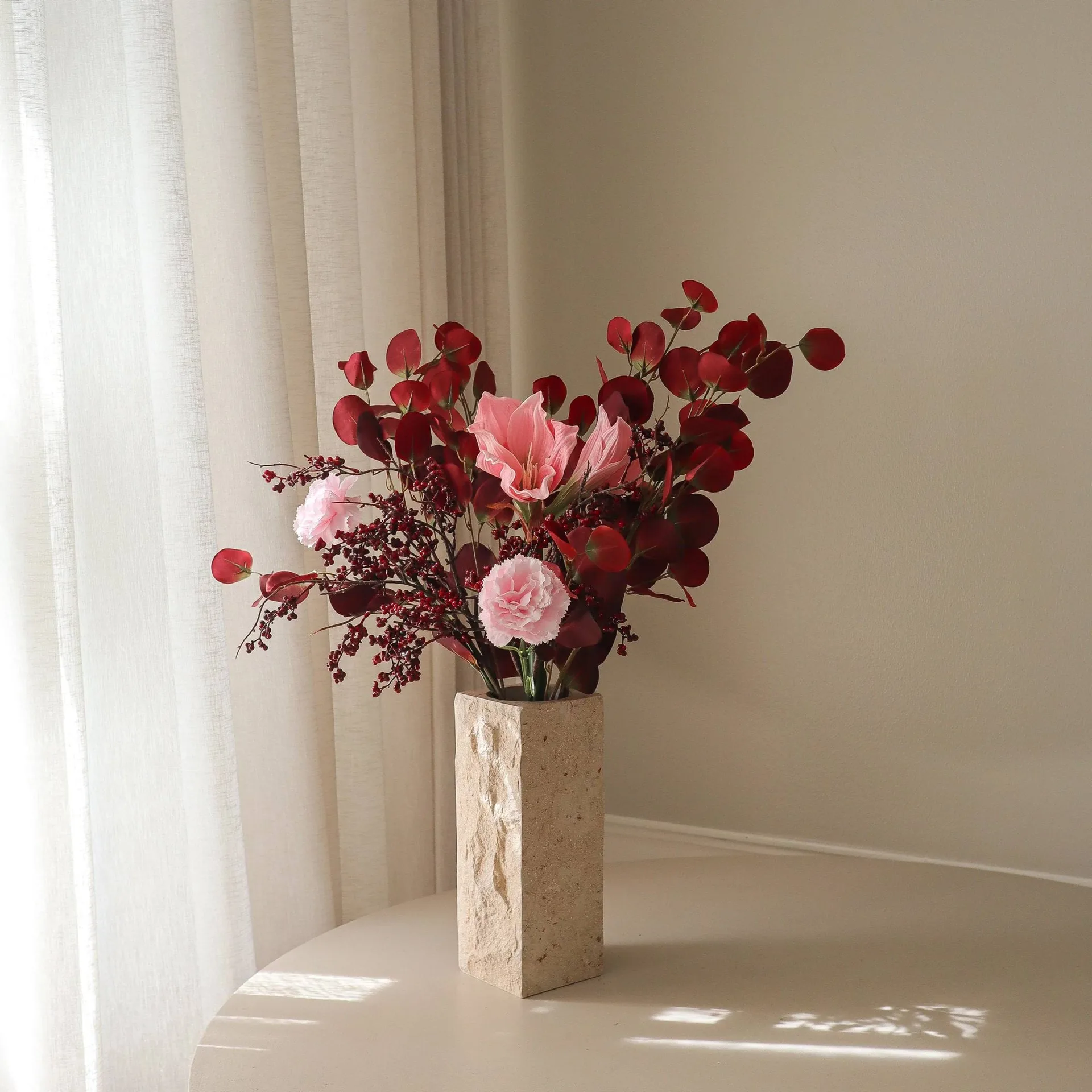 Bouquet artificiale Burgundy blush, Amarillide, garofano, rami di bacche, eucalipto, 84 cm Botané