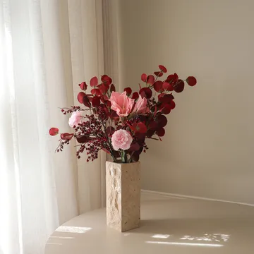 Bouquet artificiale Burgundy blush - Amarillide, garofano, rami di bacche, eucalipto, 84 cm - Botané