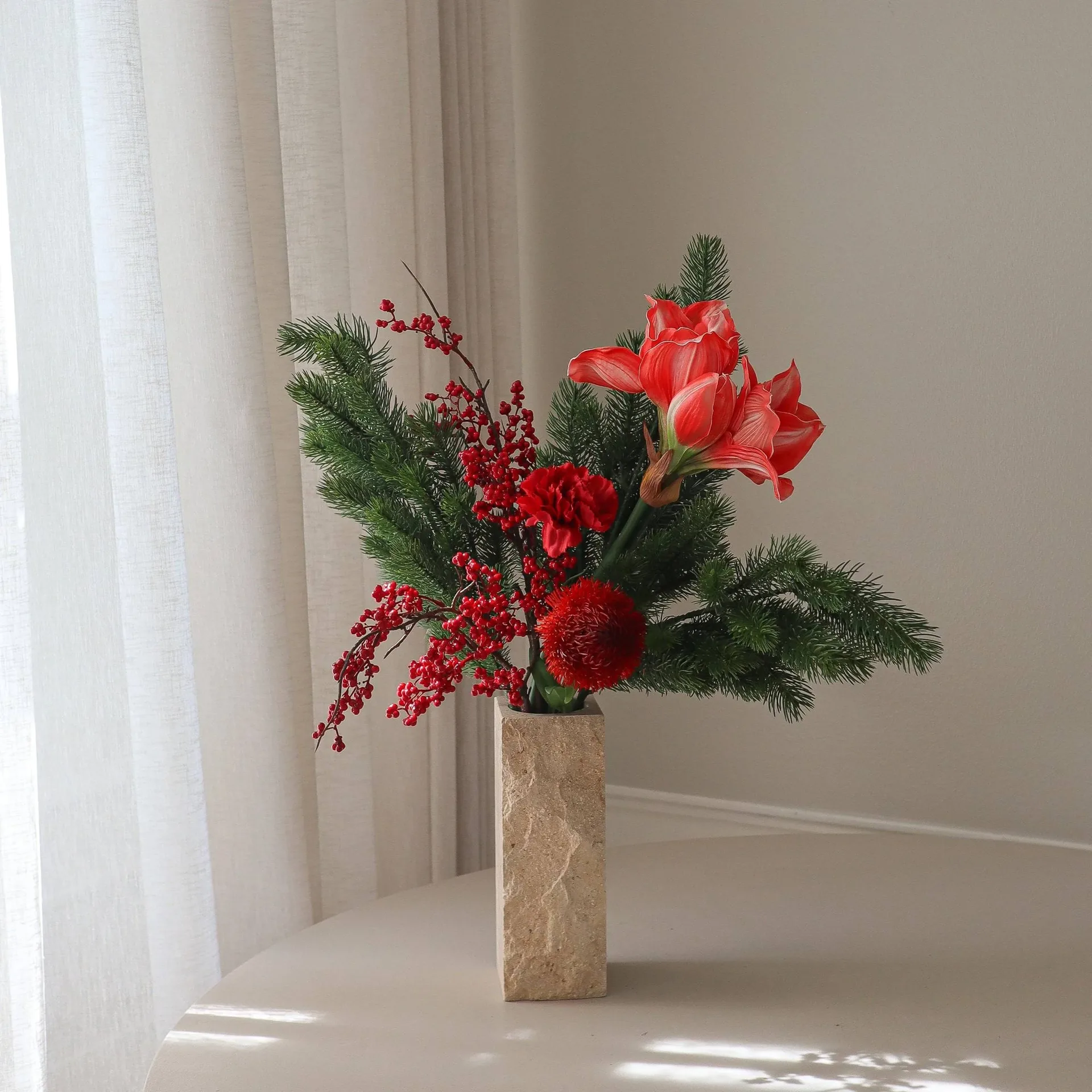Bouquet artificiale Red Spritz, Amaryllis, garofani, rami di bacche, rami di abete, 72 cm Botané