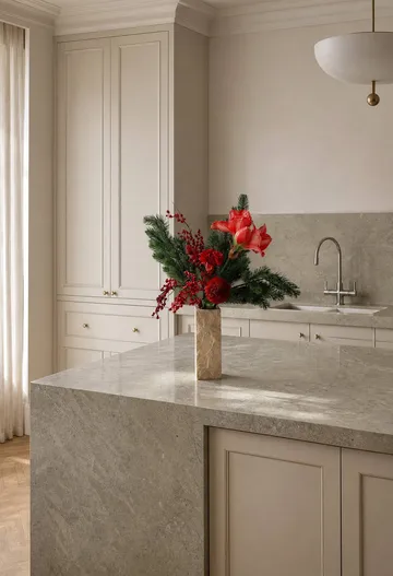 Bouquet artificiale Red Spritz - Amaryllis, garofani, rami di bacche, rami di abete, 72 cm - Botané