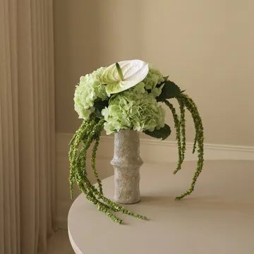 Bouquet di fiori artificiali Dewdrop Symphony - Ortensia verde chiaro anthurium-amaranto 6 pz - Botané