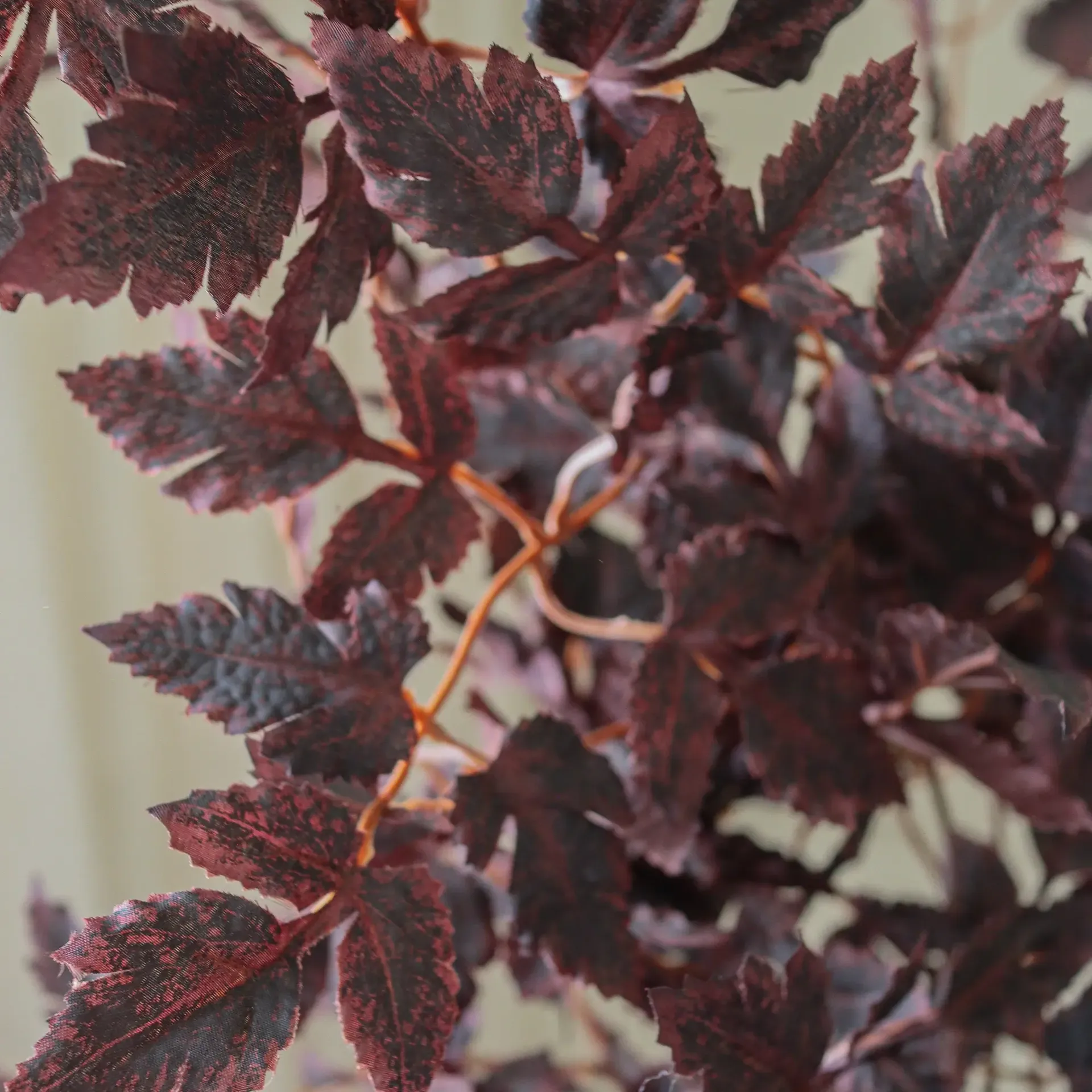Burgundy Plum Leaves bouquet artificiale, Rosso, 85 cm, 1 pz Botané