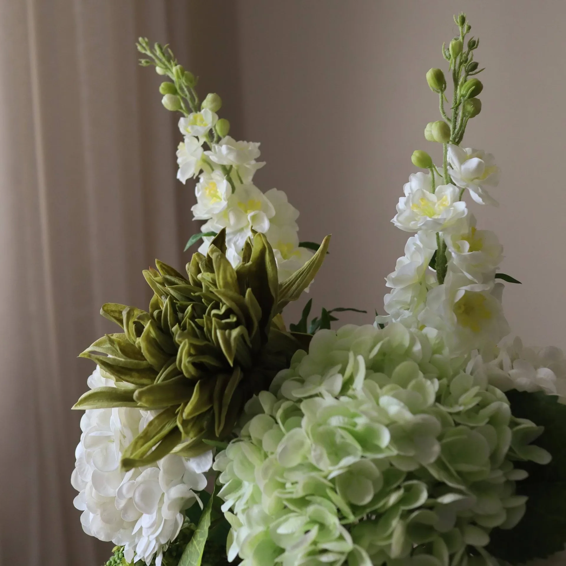 Enchanted Matcha bouquet artificiale, Delfinio-amaranto-ortensia-cactus, 9 pz Botané