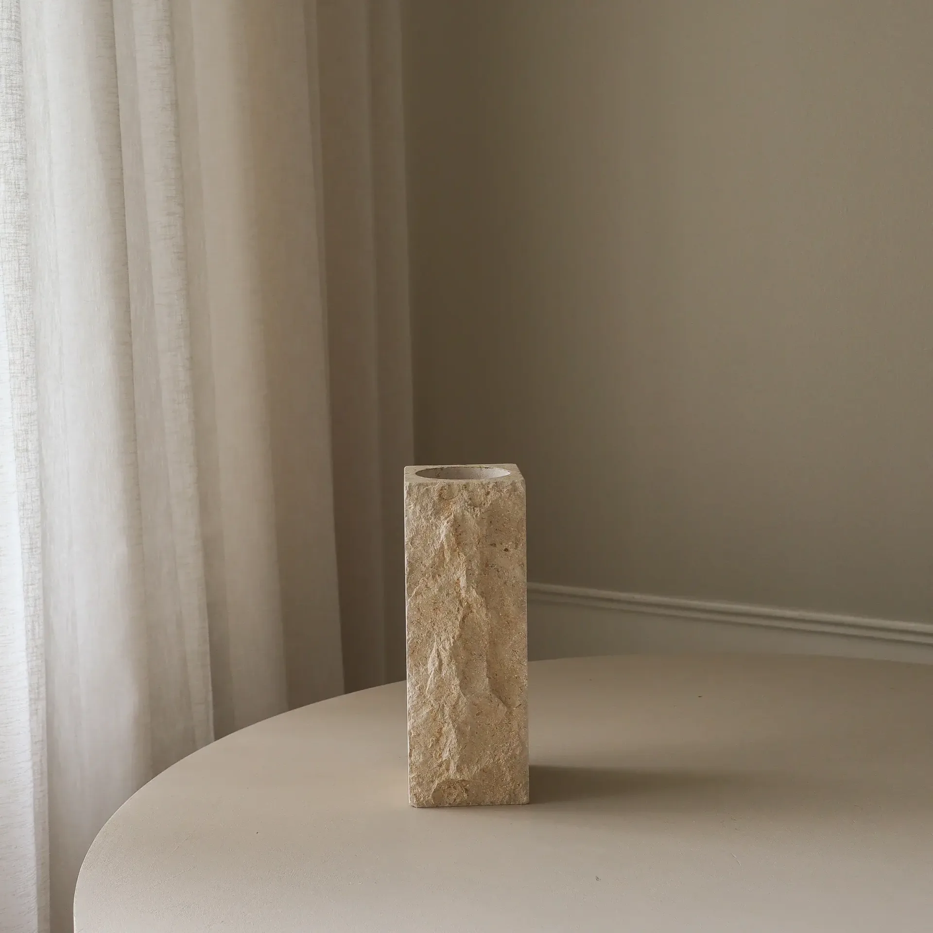Limestone Edge vaso in marmo, Medium, 30 cm Botané