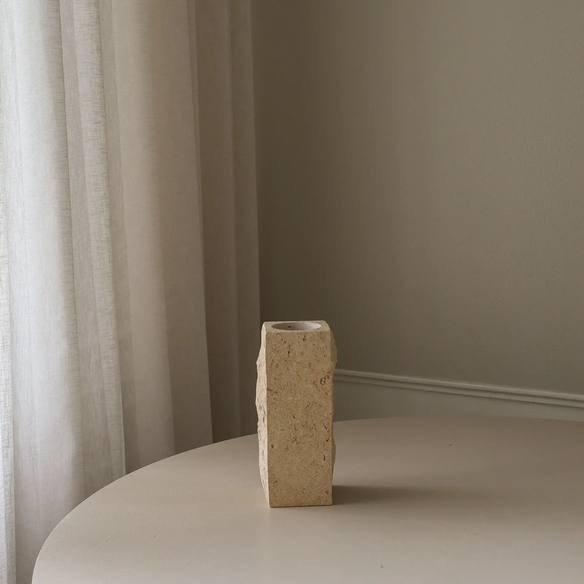 Limestone Edge vaso in marmo, Small, 25 cm Botané