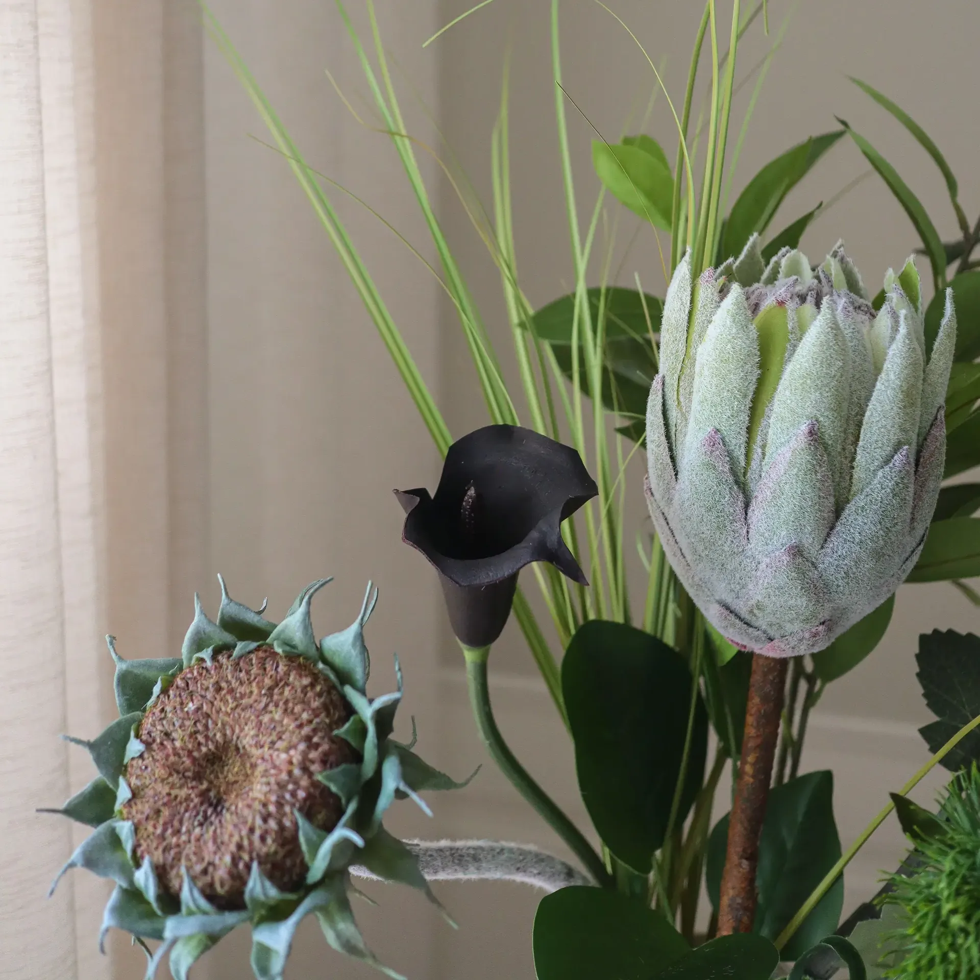 Midnight Wilderness bouquet artificiale, Protea reale-crisantemo-calla-garofano, 78 cm, 7 pz Botané