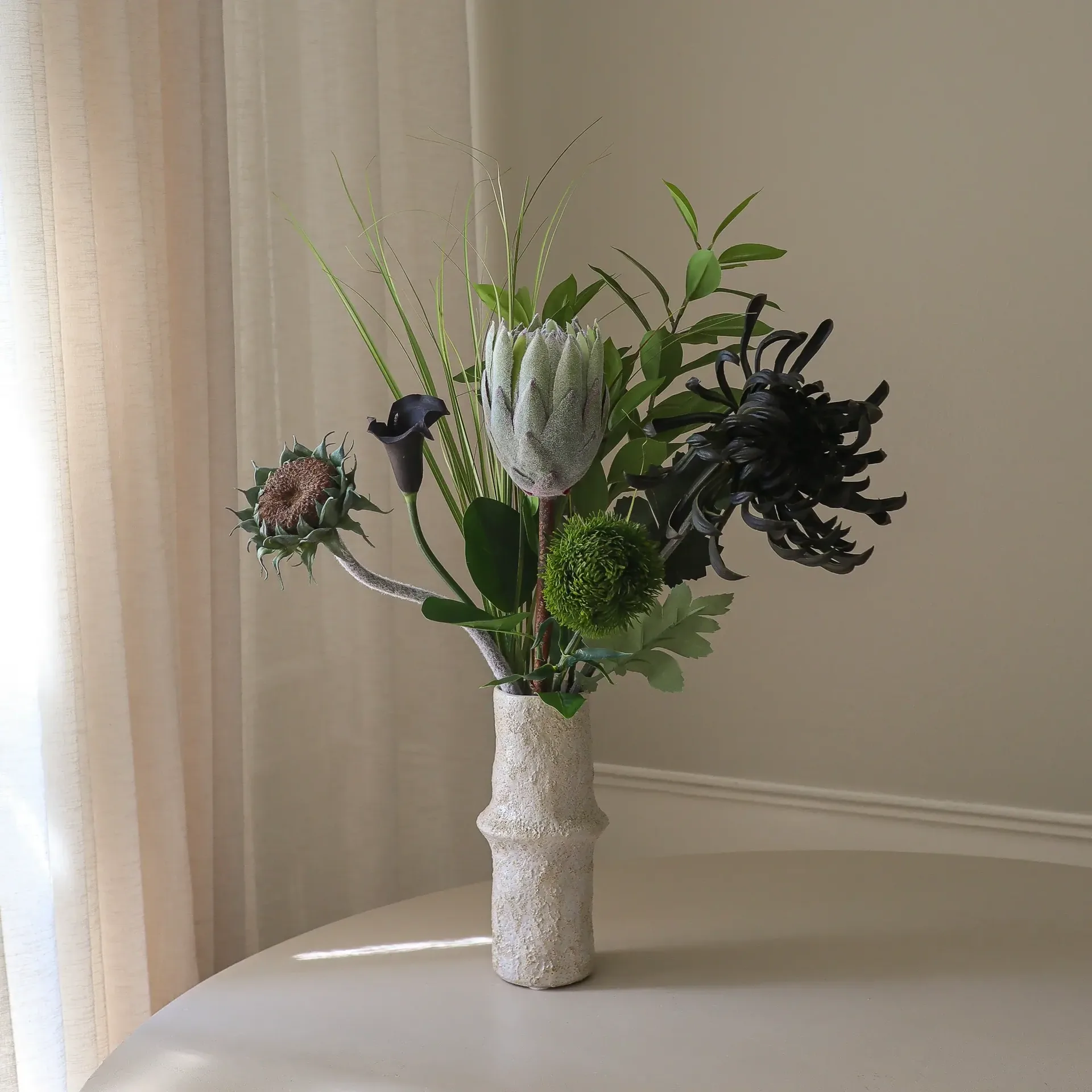 Midnight Wilderness bouquet artificiale, Protea reale-crisantemo-calla-garofano, 78 cm, 7 pz Botané