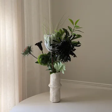 Midnight Wilderness bouquet artificiale - Protea reale-crisantemo-calla-garofano, 78 cm, 7 pz - Botané